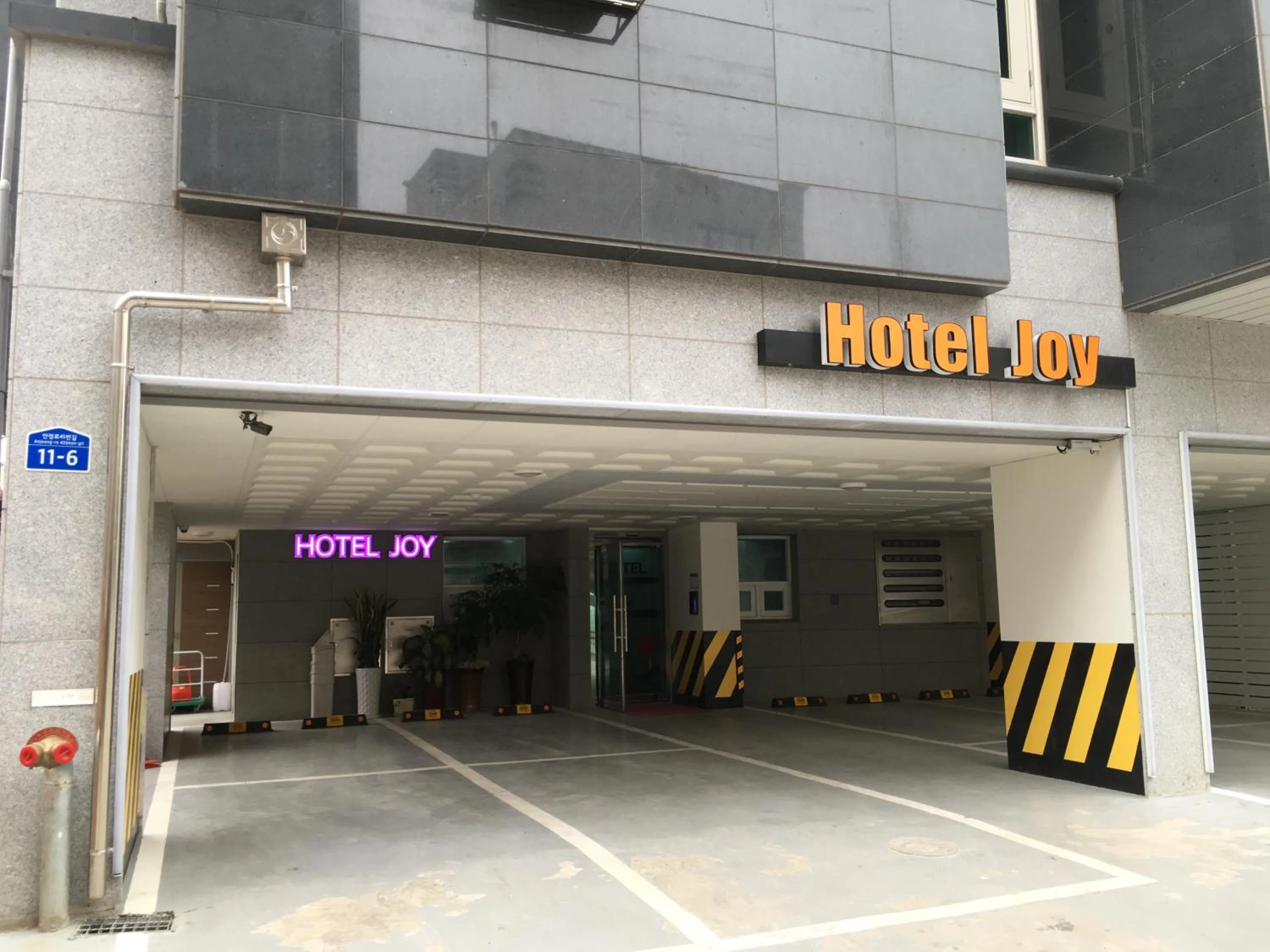 Decorative detail in Hotel Joy near Camp Humphres