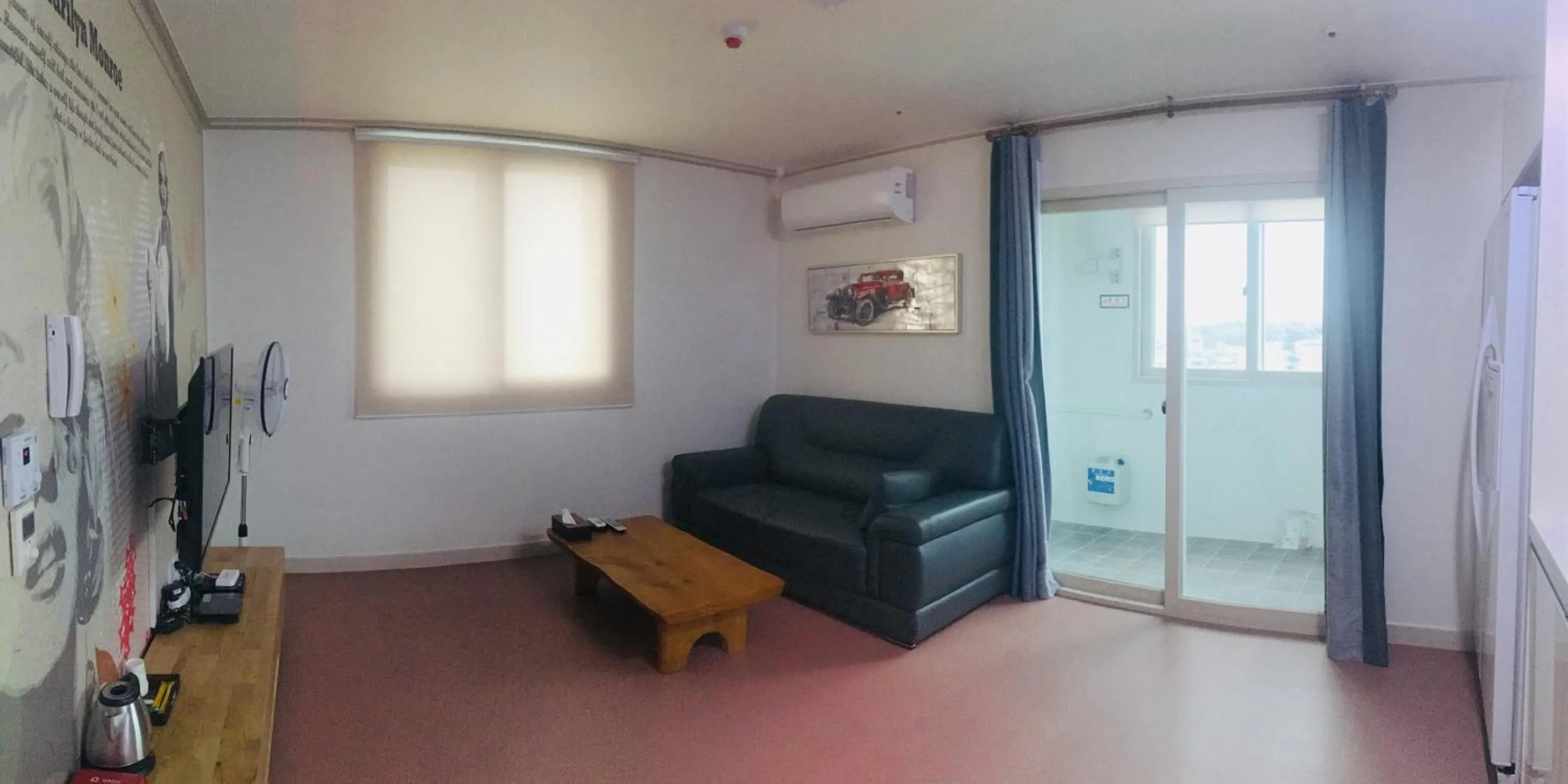 Living room in Hotel Joy near Camp Humphres