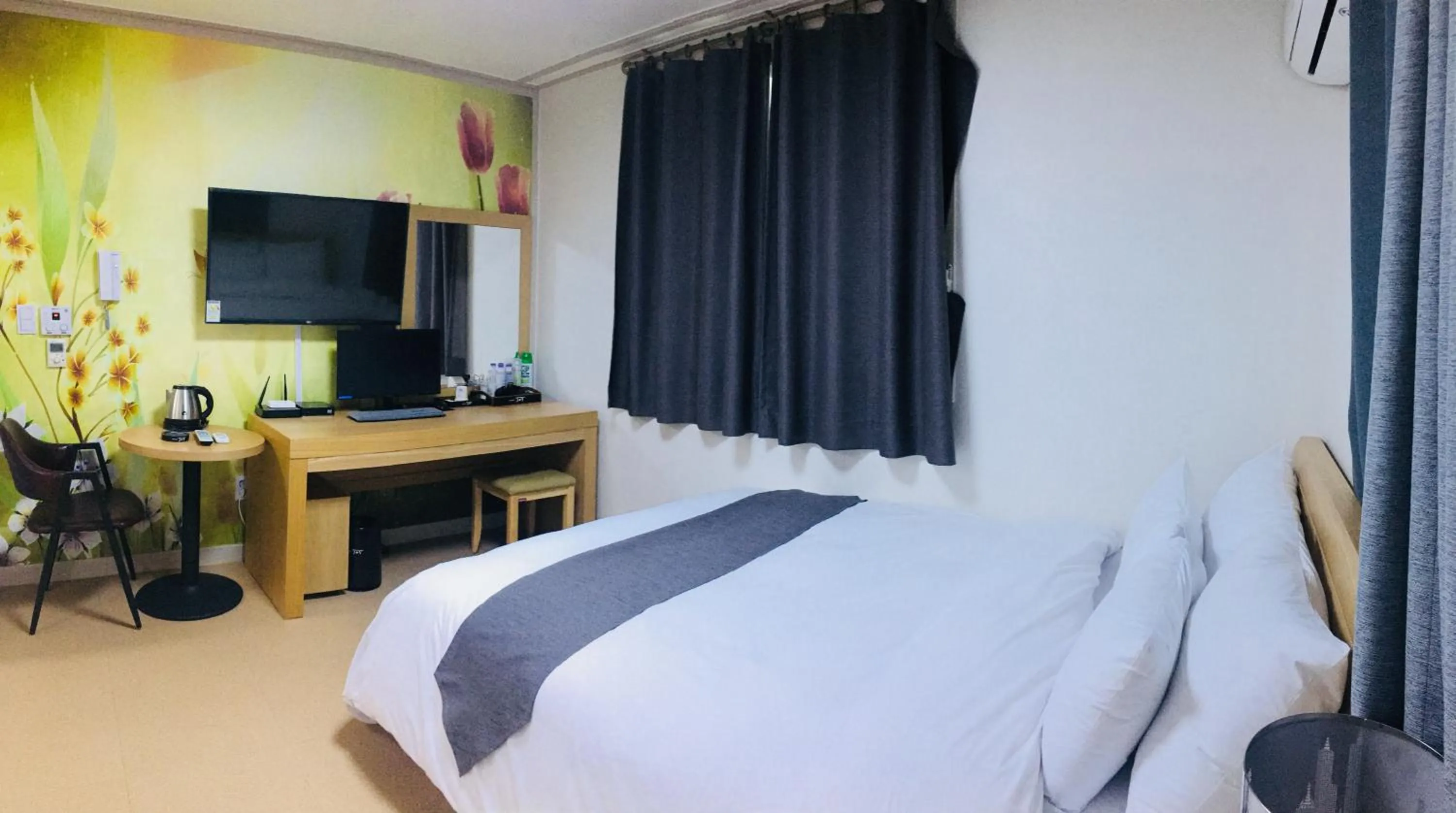 Bedroom, Bed in Hotel Joy near Camp Humphres