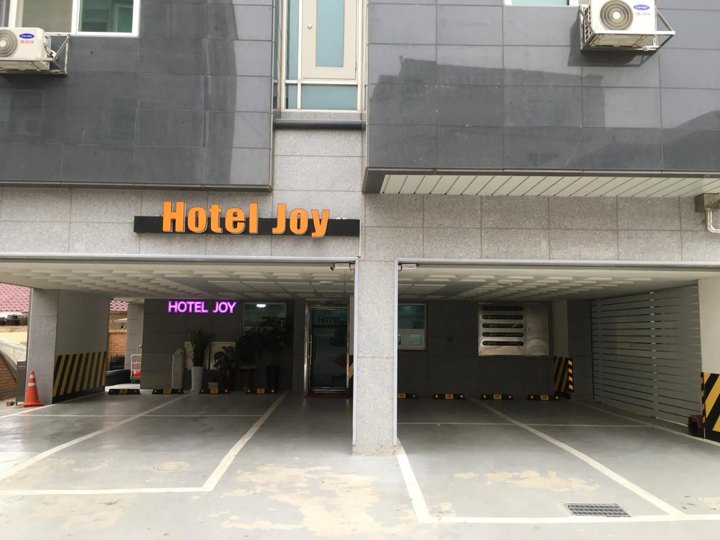 Facade/entrance in Hotel Joy near Camp Humphres Facade/entrance in Hotel Joy near Camp Humphres