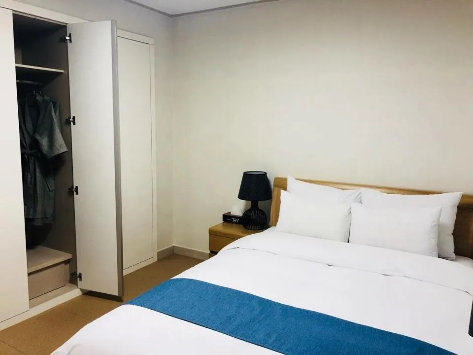 Bedroom, Bed in Hotel Joy near Camp Humphres