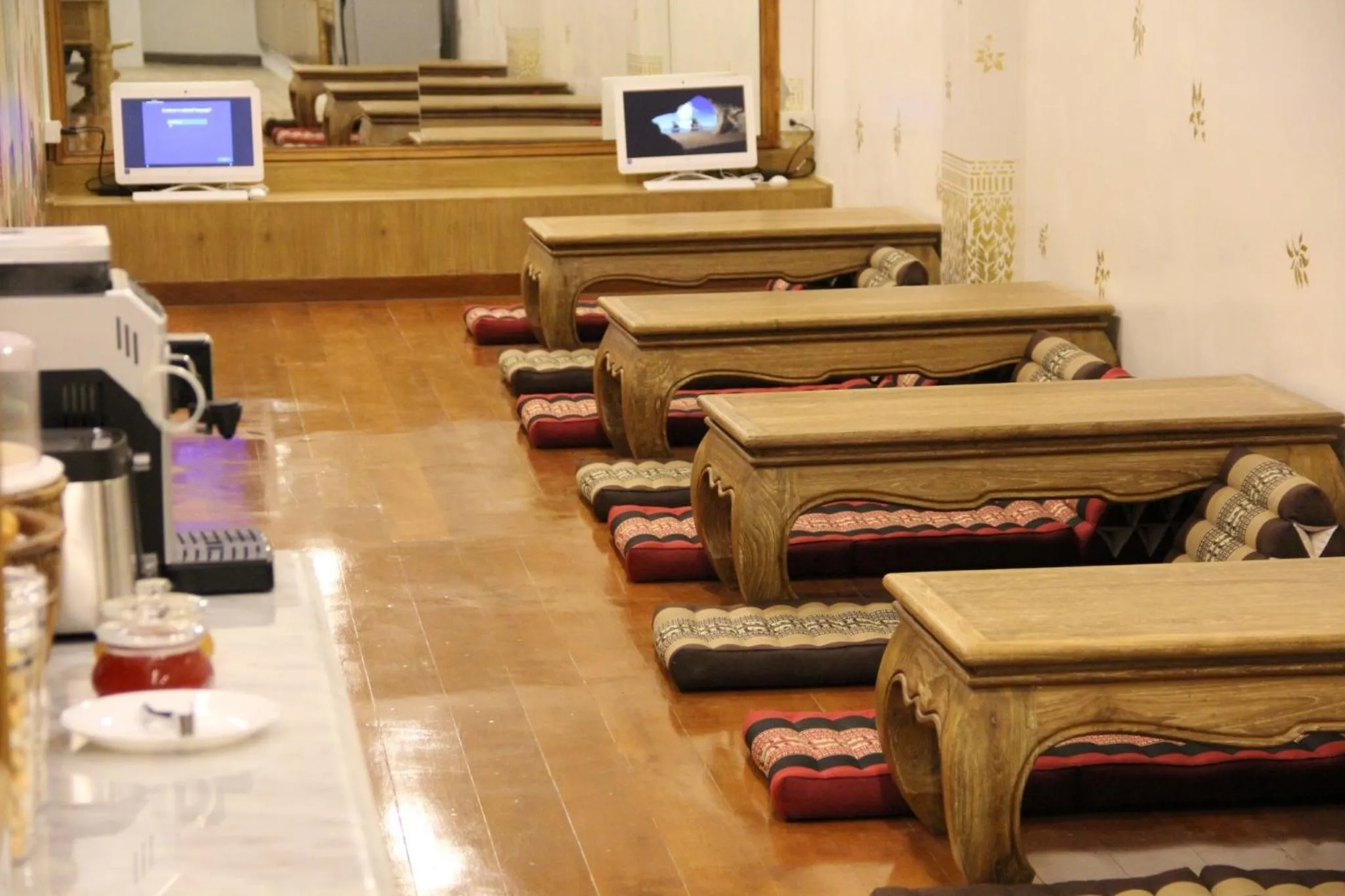 Communal lounge/ TV room in Mariya Lady Hostel Suvarnabhumi Airport