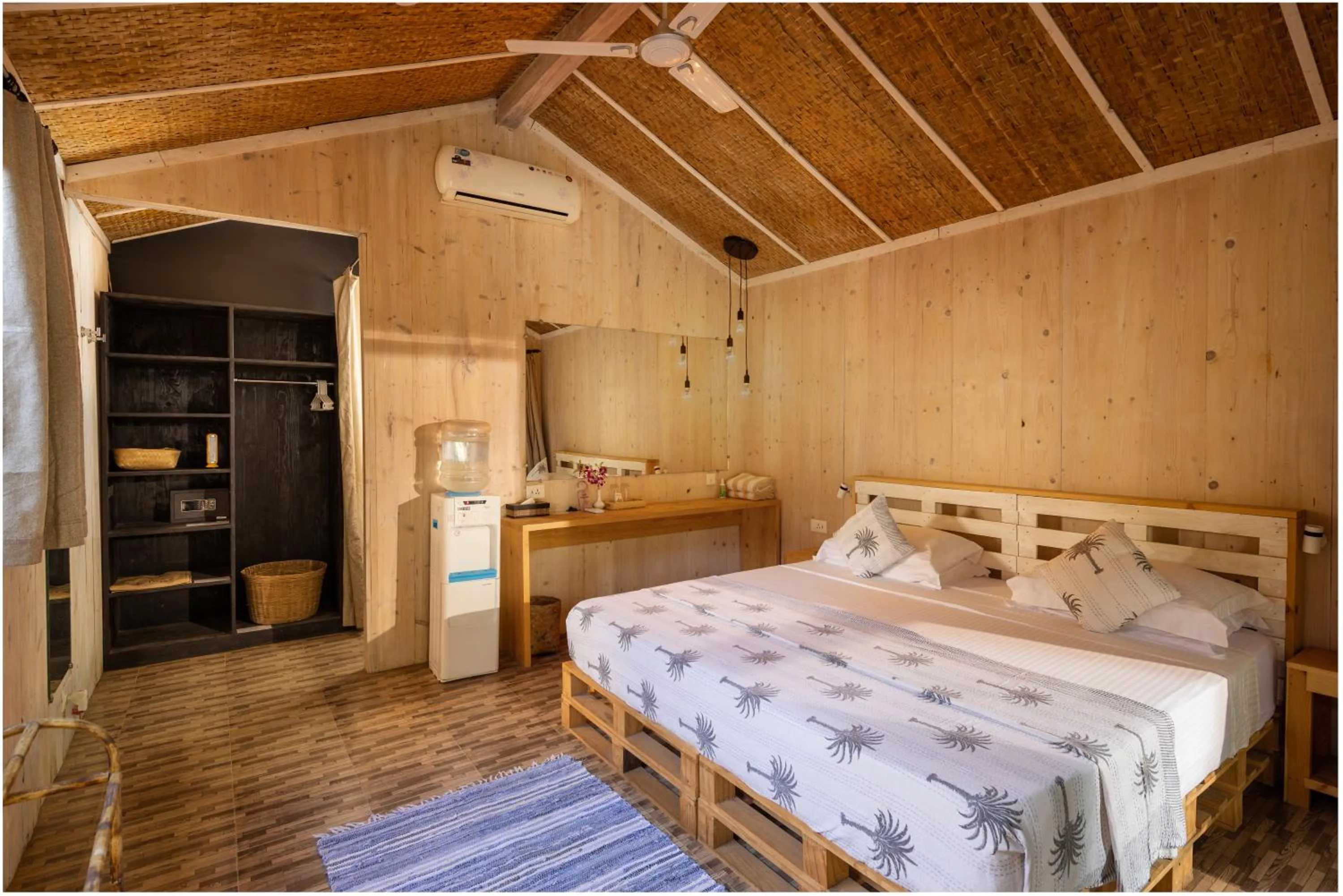 Photo of the whole room, Bed in Palm Forest Palolem