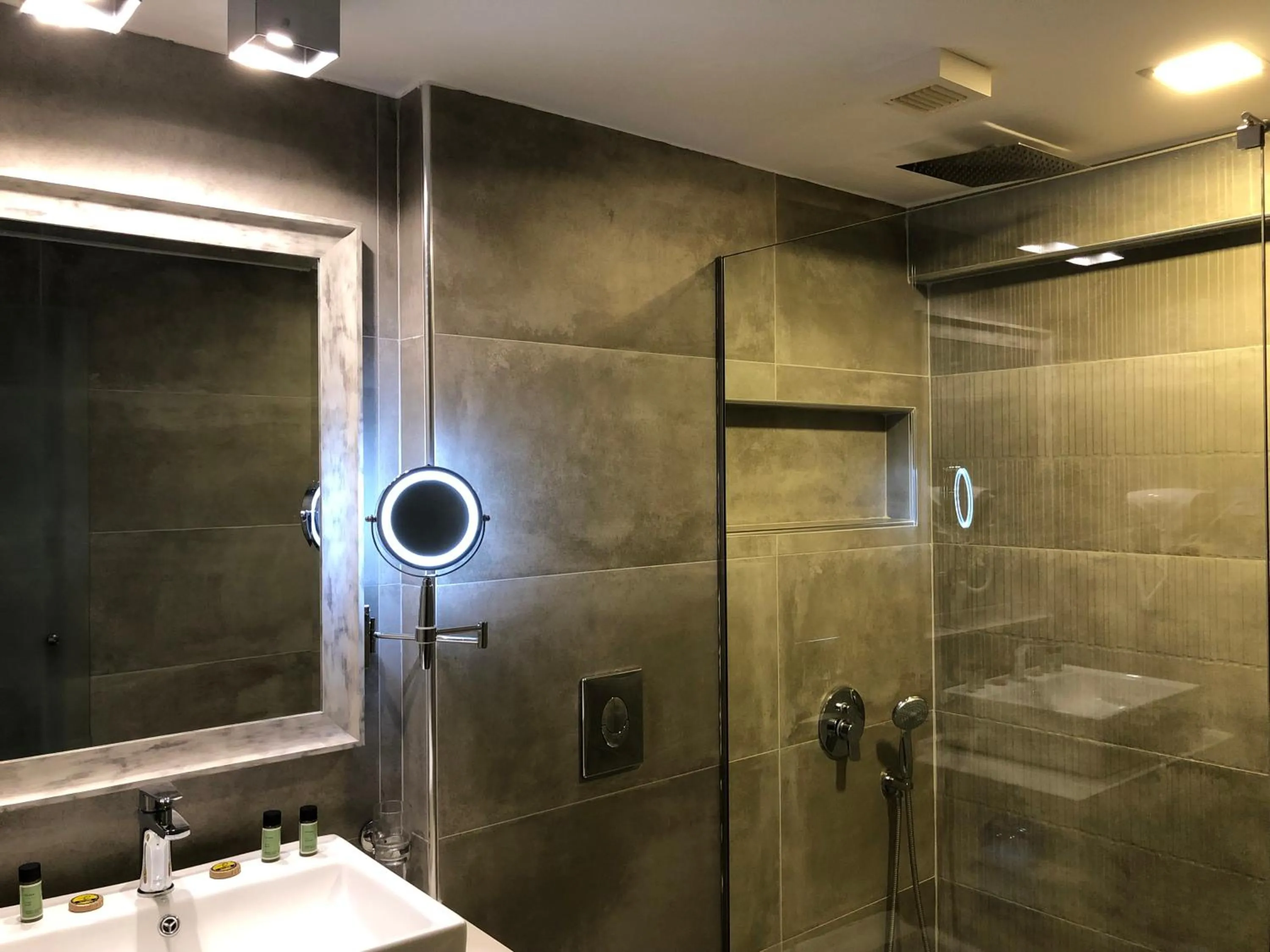 Shower in Mirtilos Studios & Apartments