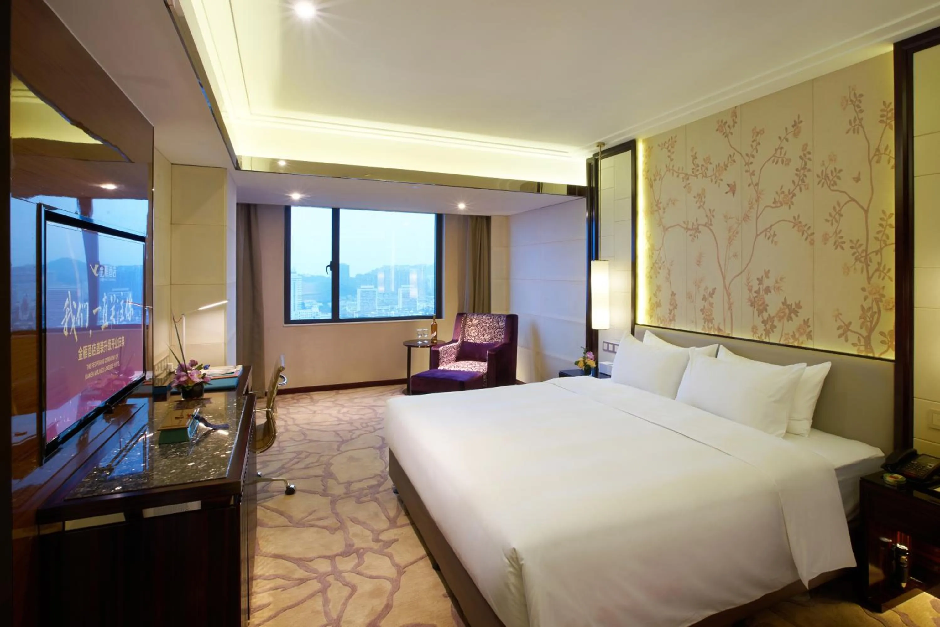 Photo of the whole room, Bed in Xiamen Airlines Lakeside Hotel