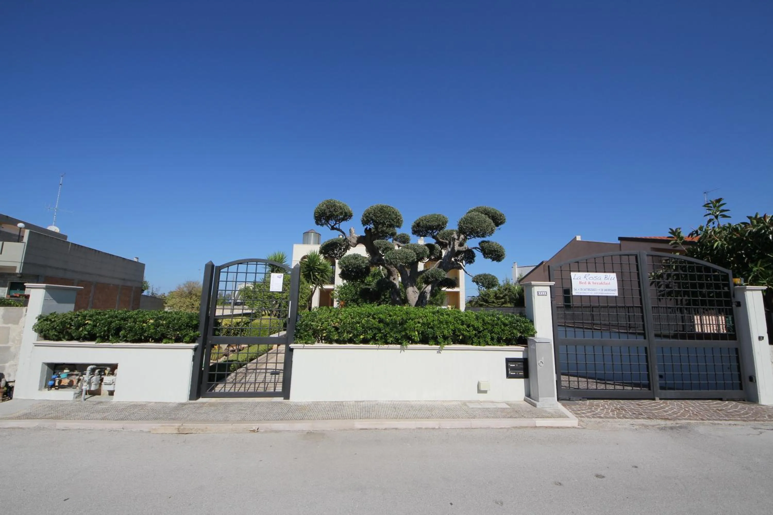 Facade/entrance in B&B La Rosa Blu