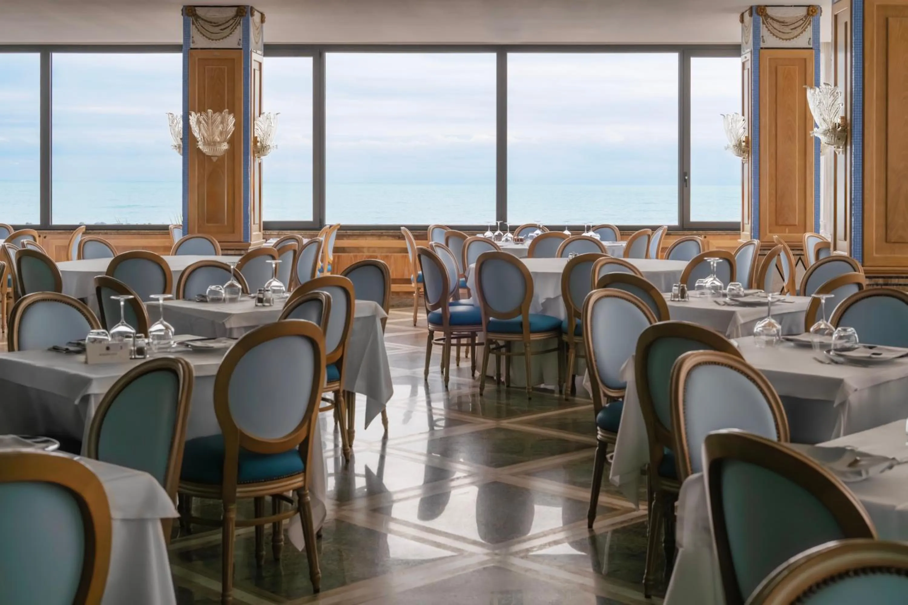 Restaurant/places to eat in Hotel Promenade