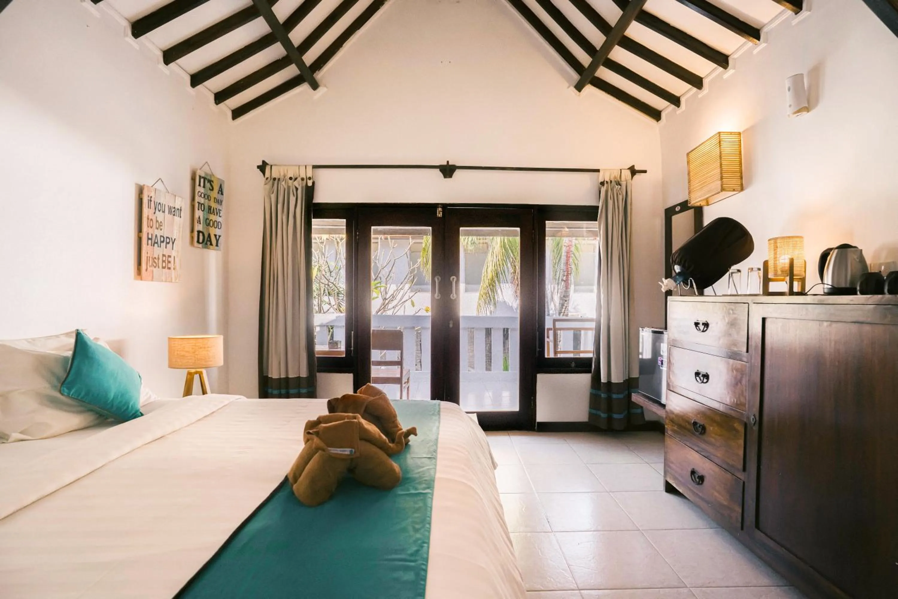 Bedroom, Bed in Tír na nÓg Beachfront Resort