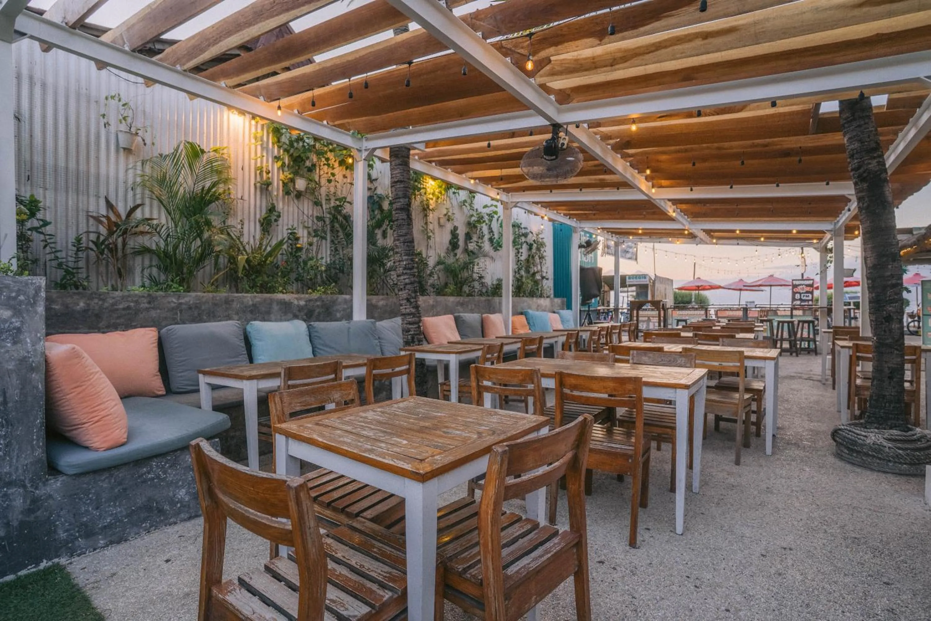 Restaurant/places to eat in Tír na nÓg Beachfront Resort