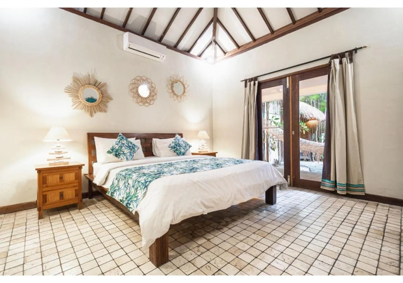 Photo of the whole room, Bed in Tír na nÓg Beachfront Resort