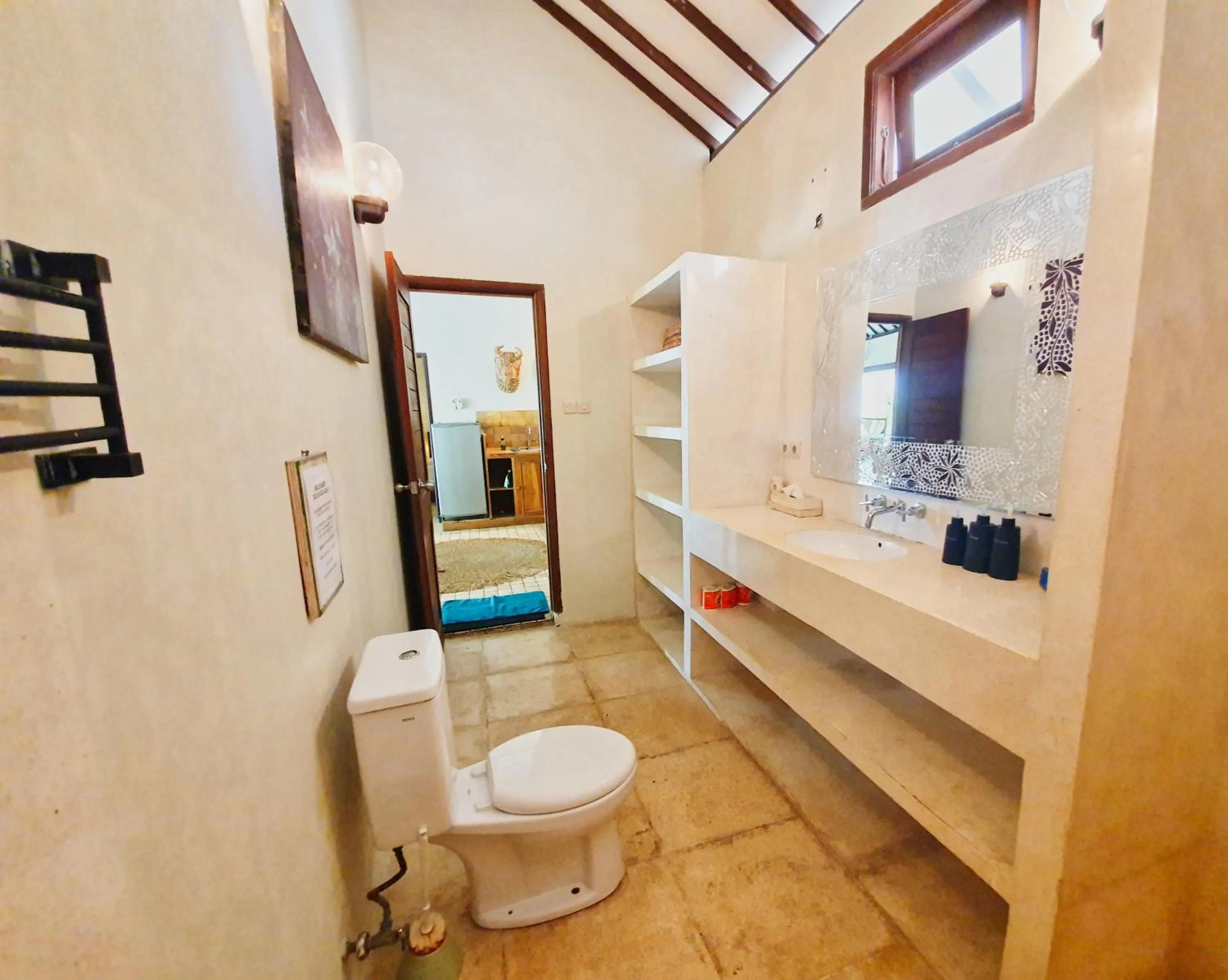 Shower in Tír na nÓg Beachfront Resort