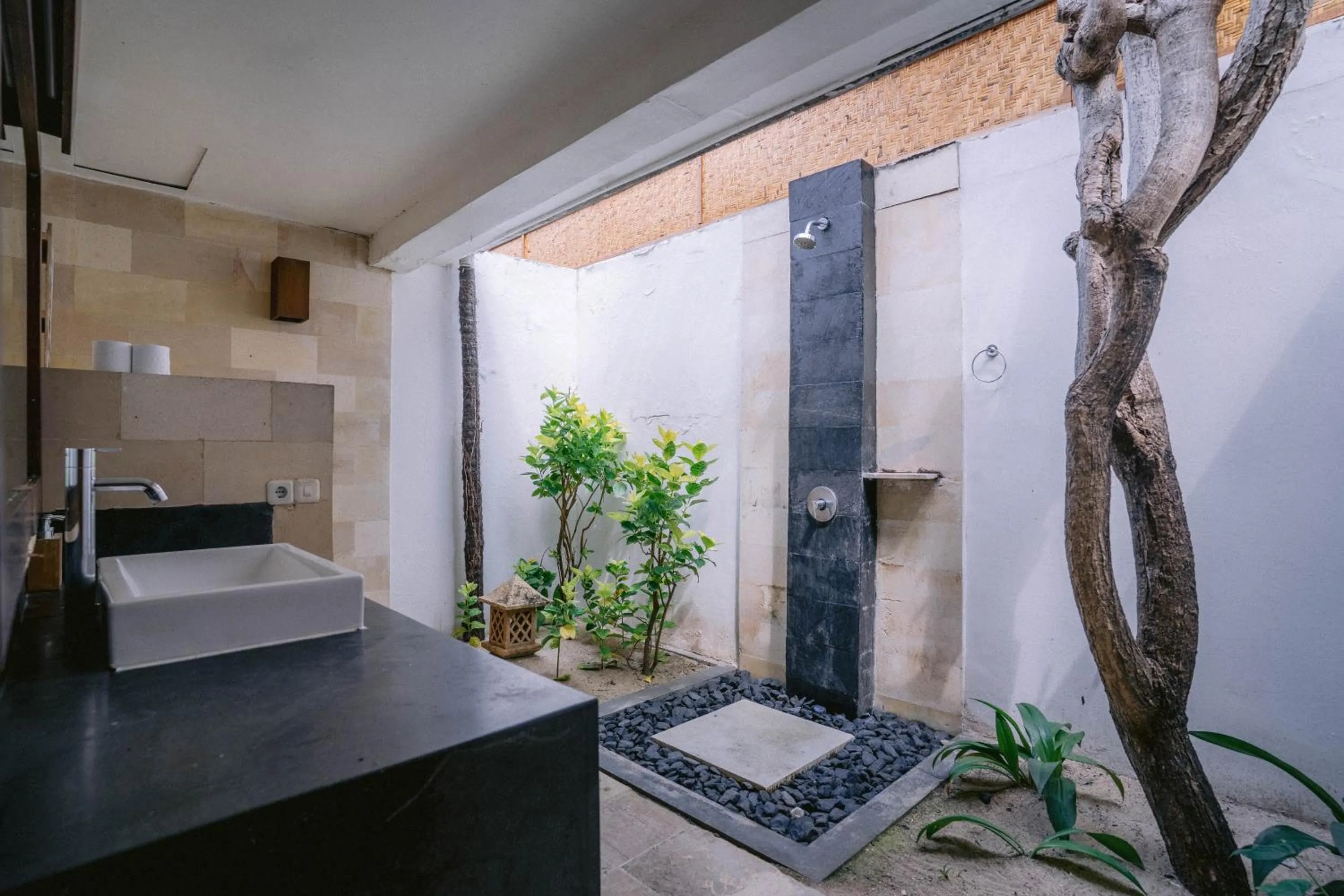 Bathroom in Tír na nÓg Beachfront Resort