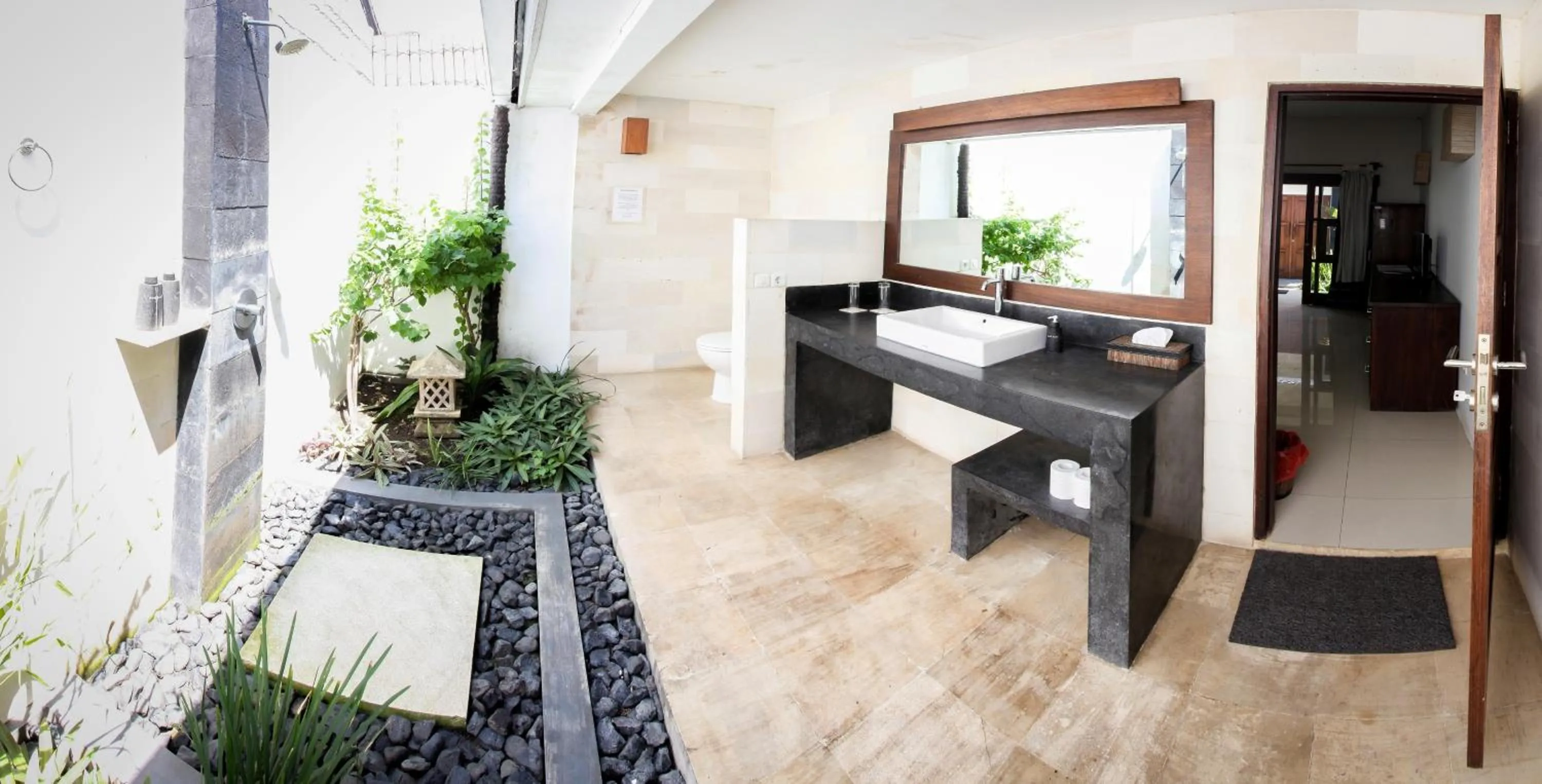Bathroom in Tír na nÓg Beachfront Resort