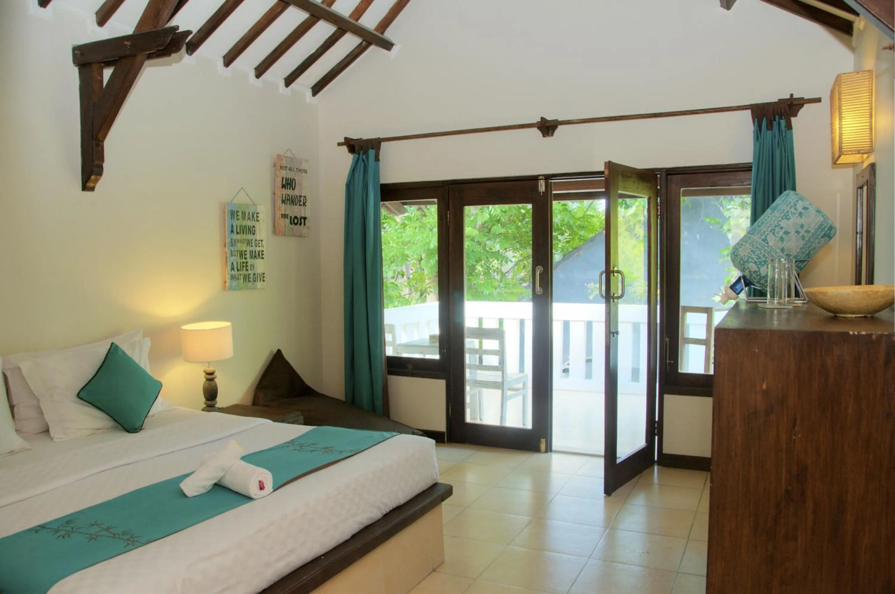 Bedroom, Bed in Tír na nÓg Beachfront Resort