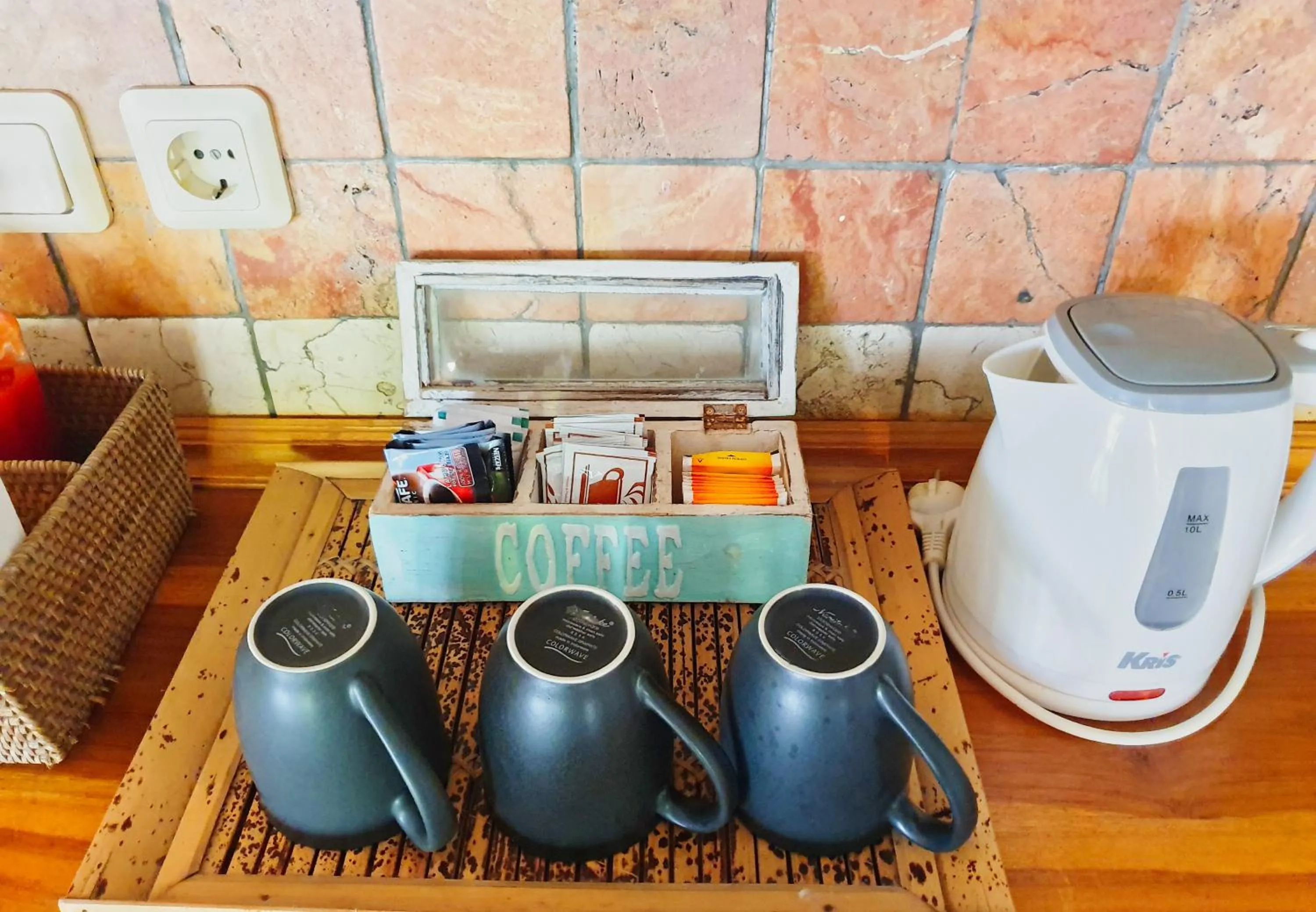 Coffee/tea facilities in Tír na nÓg Beachfront Resort