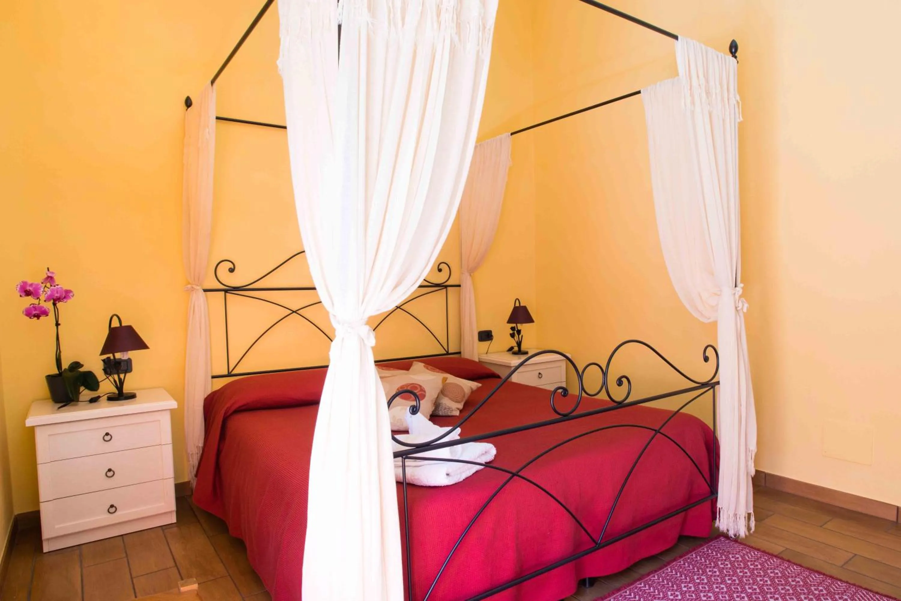 Photo of the whole room, Bed in B&B L'Albero Dei Limoni