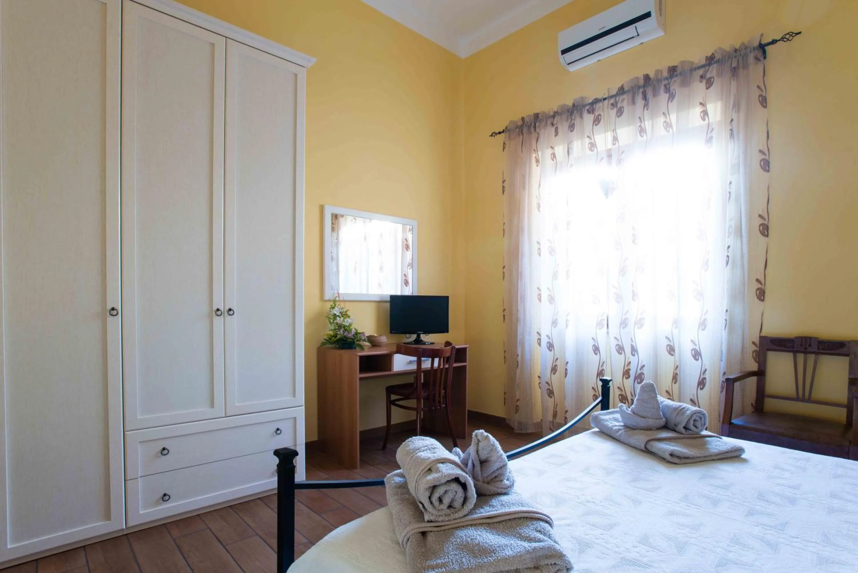 Photo of the whole room, Bed in B&B L'Albero Dei Limoni