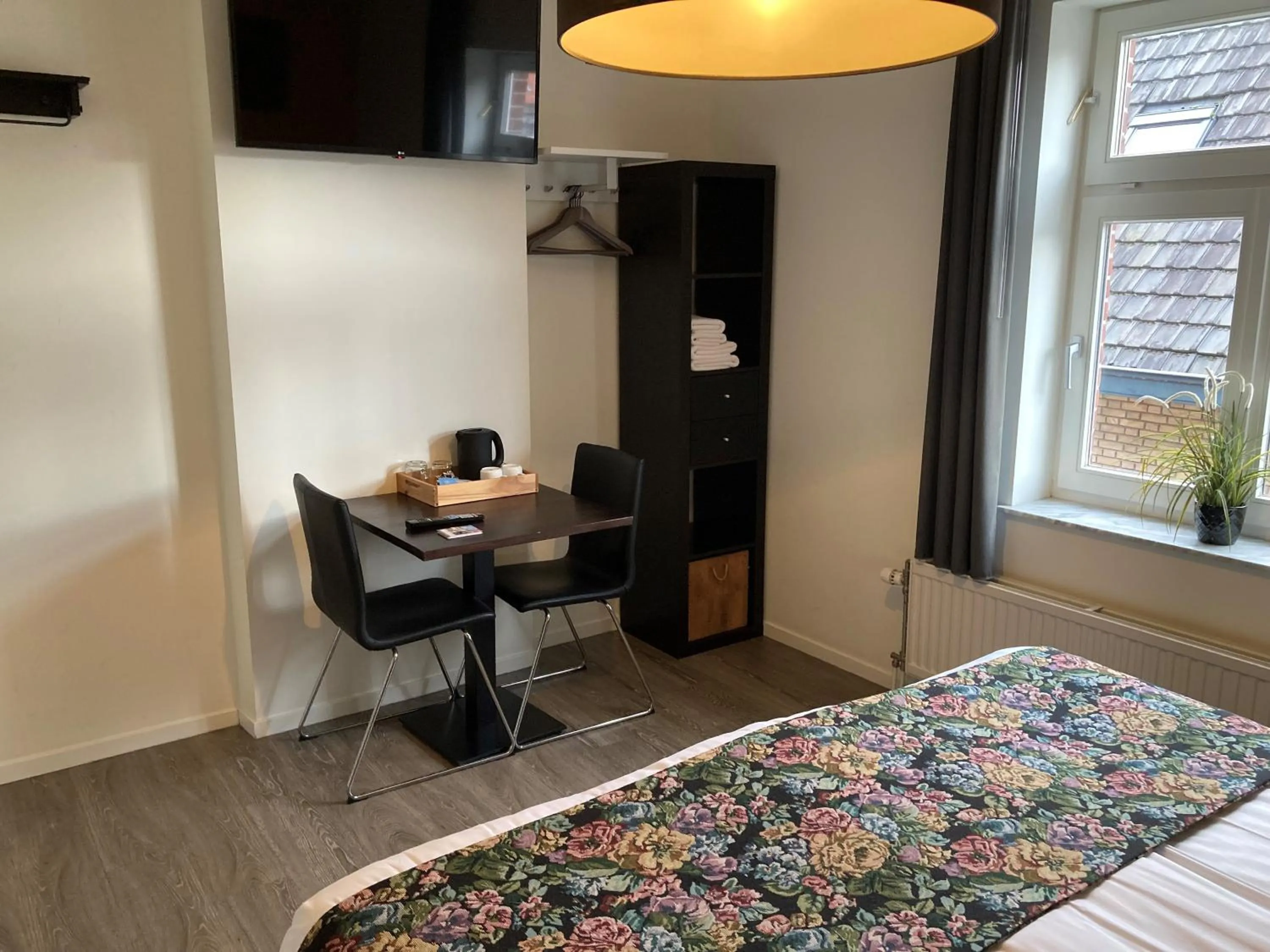 TV and multimedia, Bed in B&B De Hofnar Roermond