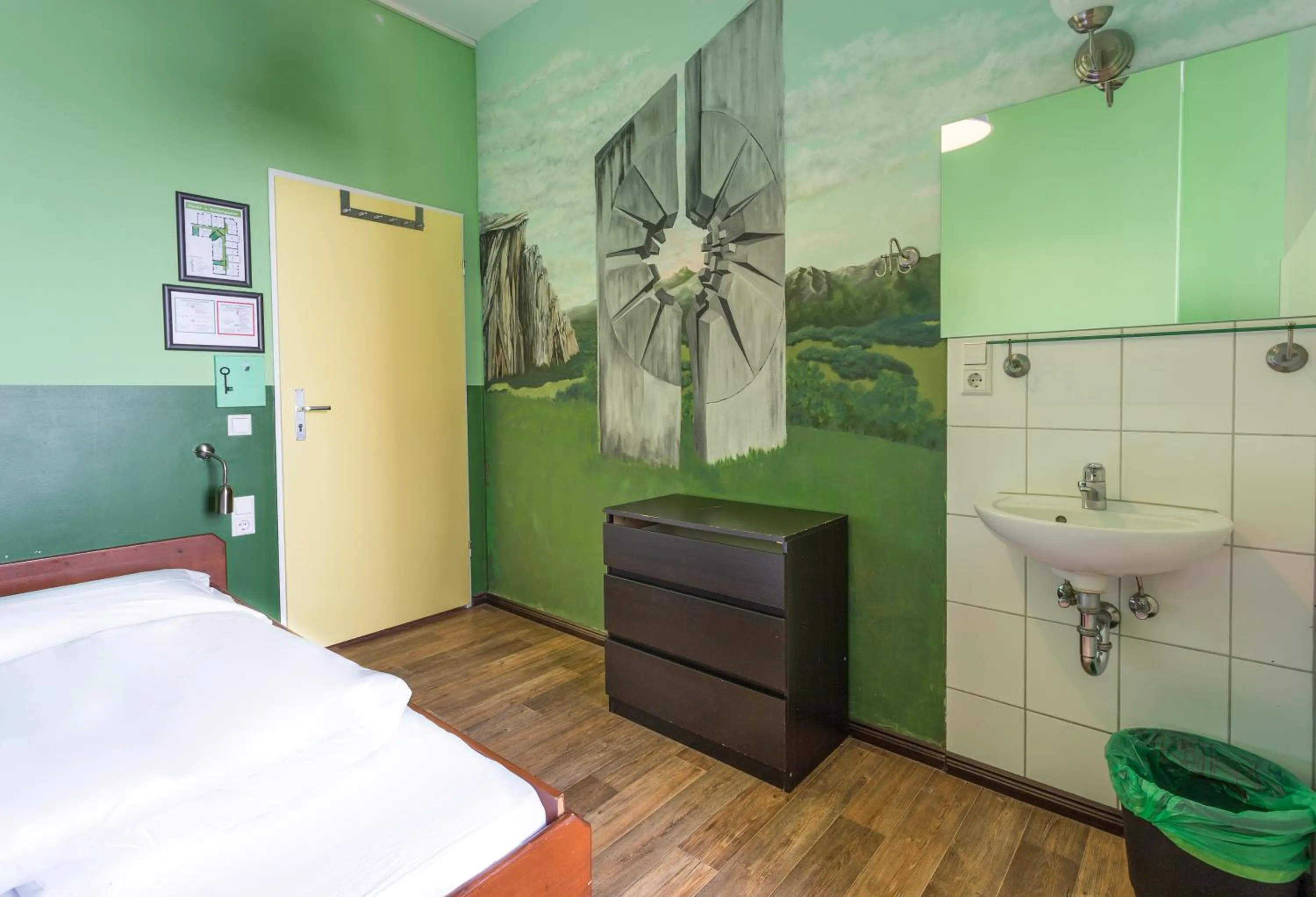 Photo of the whole room, Bed in Sunflower Hostel Berlin