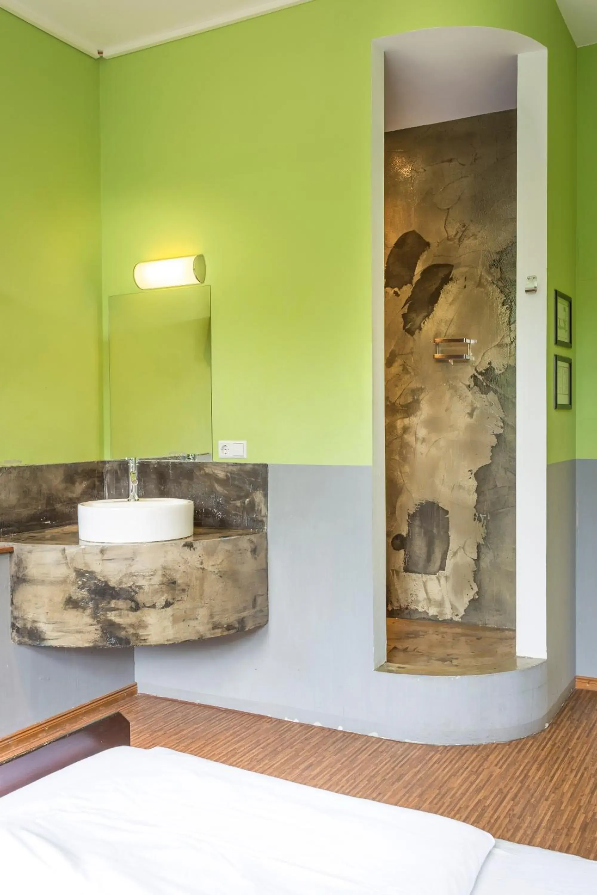 Shower, Bed in Sunflower Hostel Berlin Shower, Bed in Sunflower Hostel Berlin