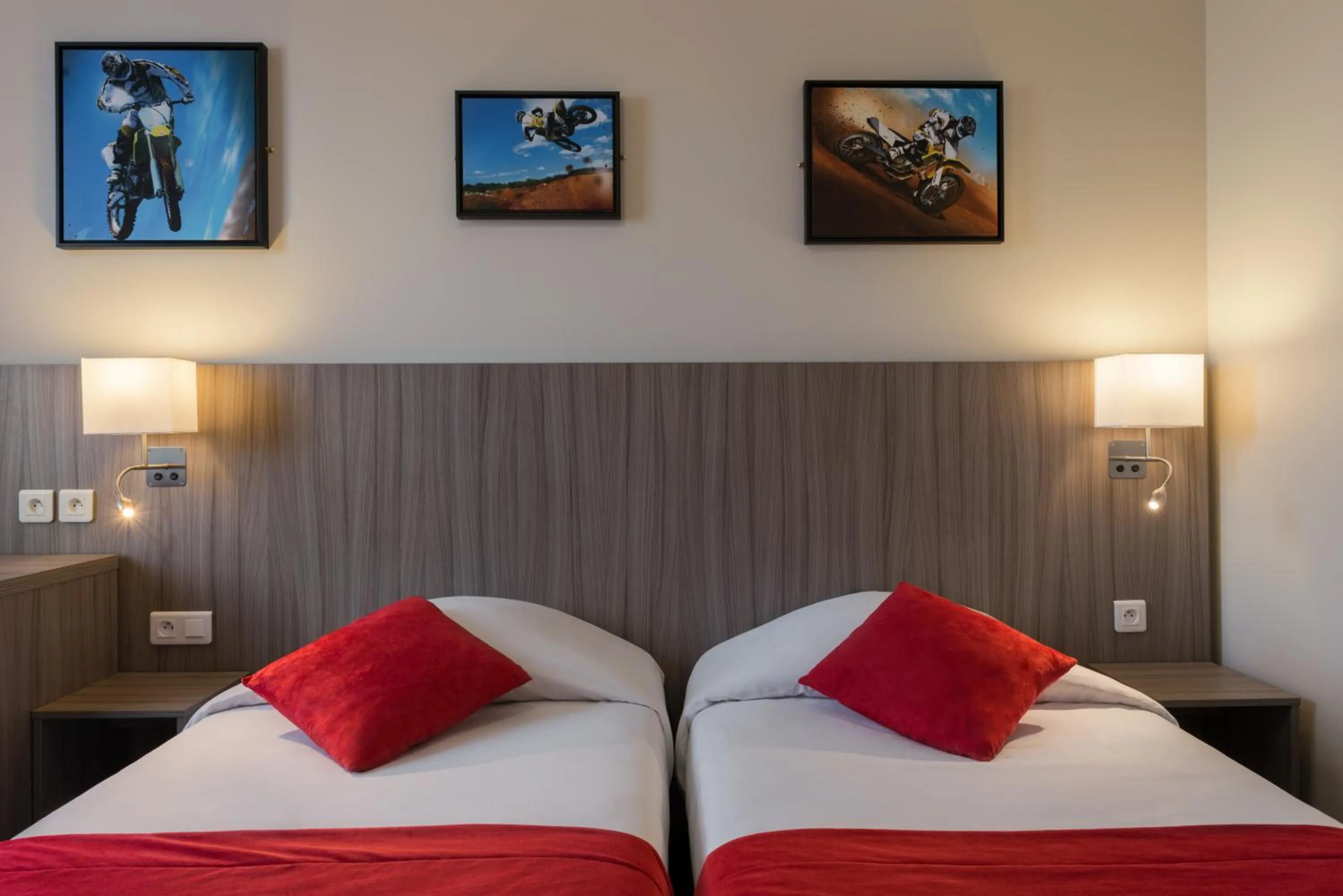 Bedroom, Bed in Reims Hotel