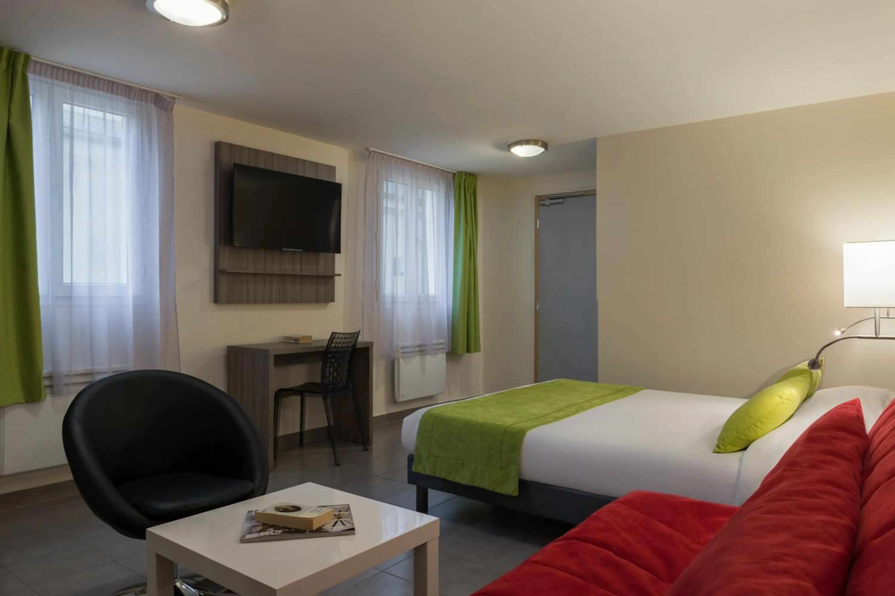 Bedroom, Bed in Reims Hotel