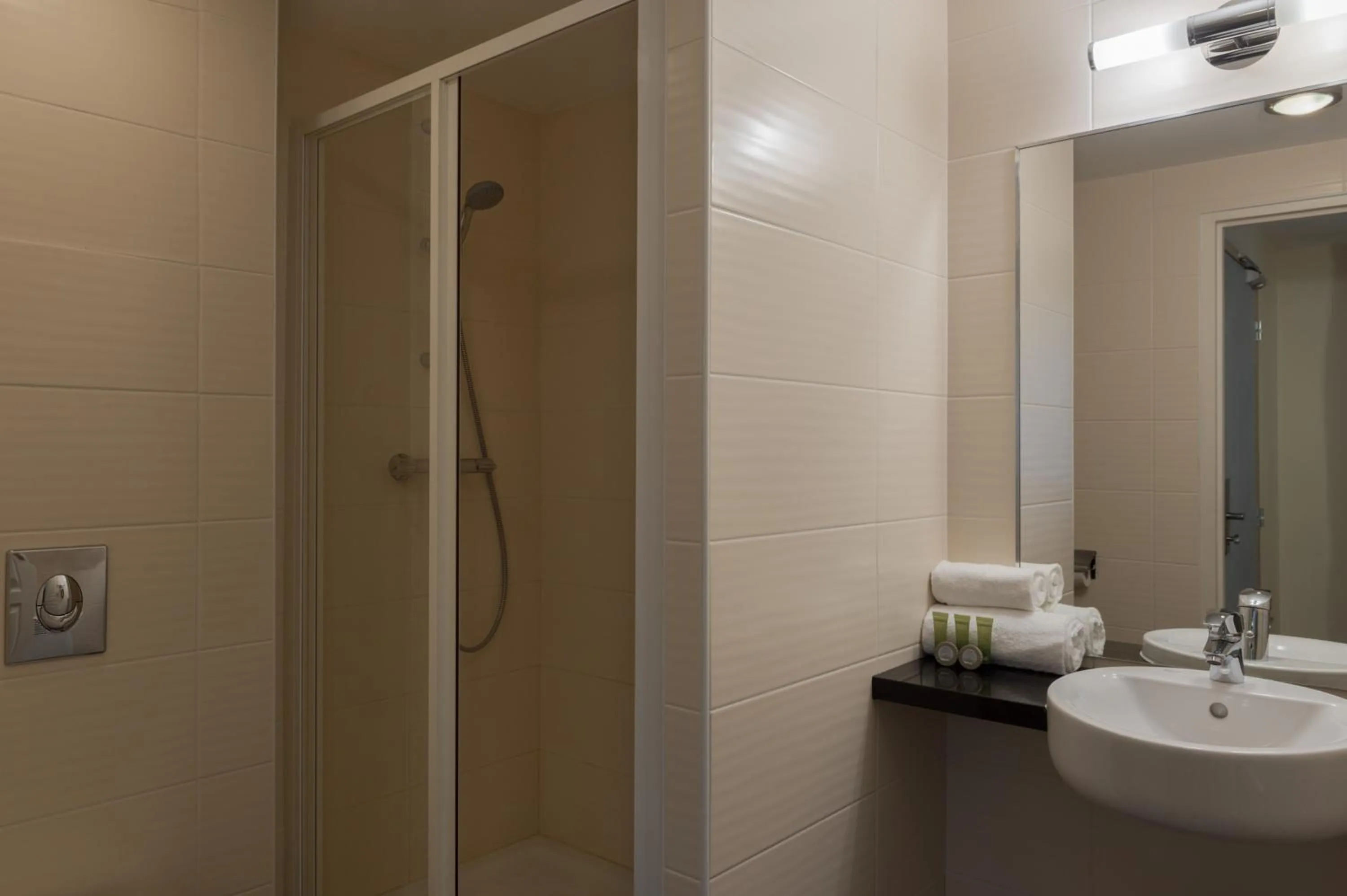 Bathroom in Reims Hotel