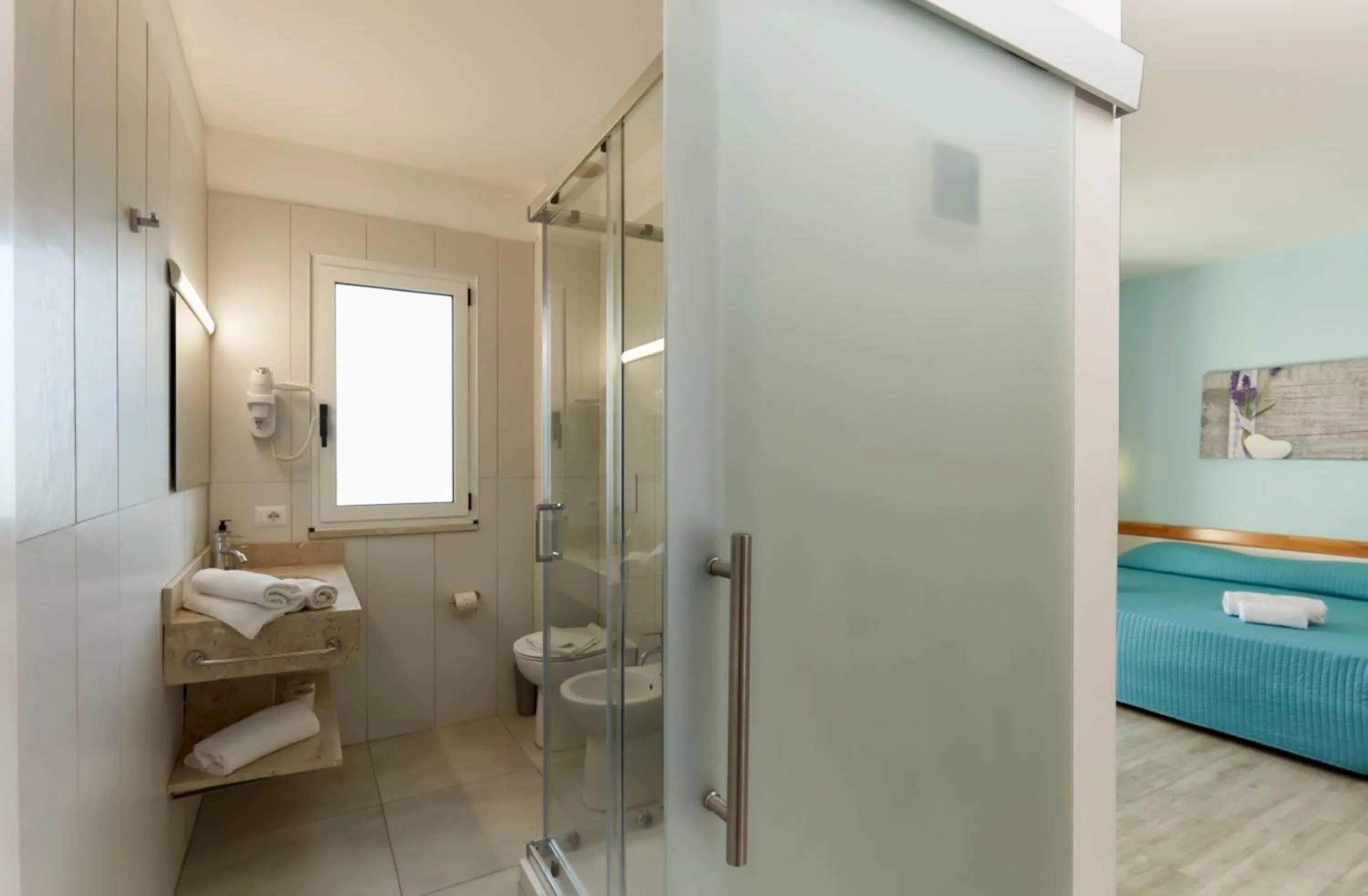 Bathroom, Bed in I Giardini di Athena- Athena Resort