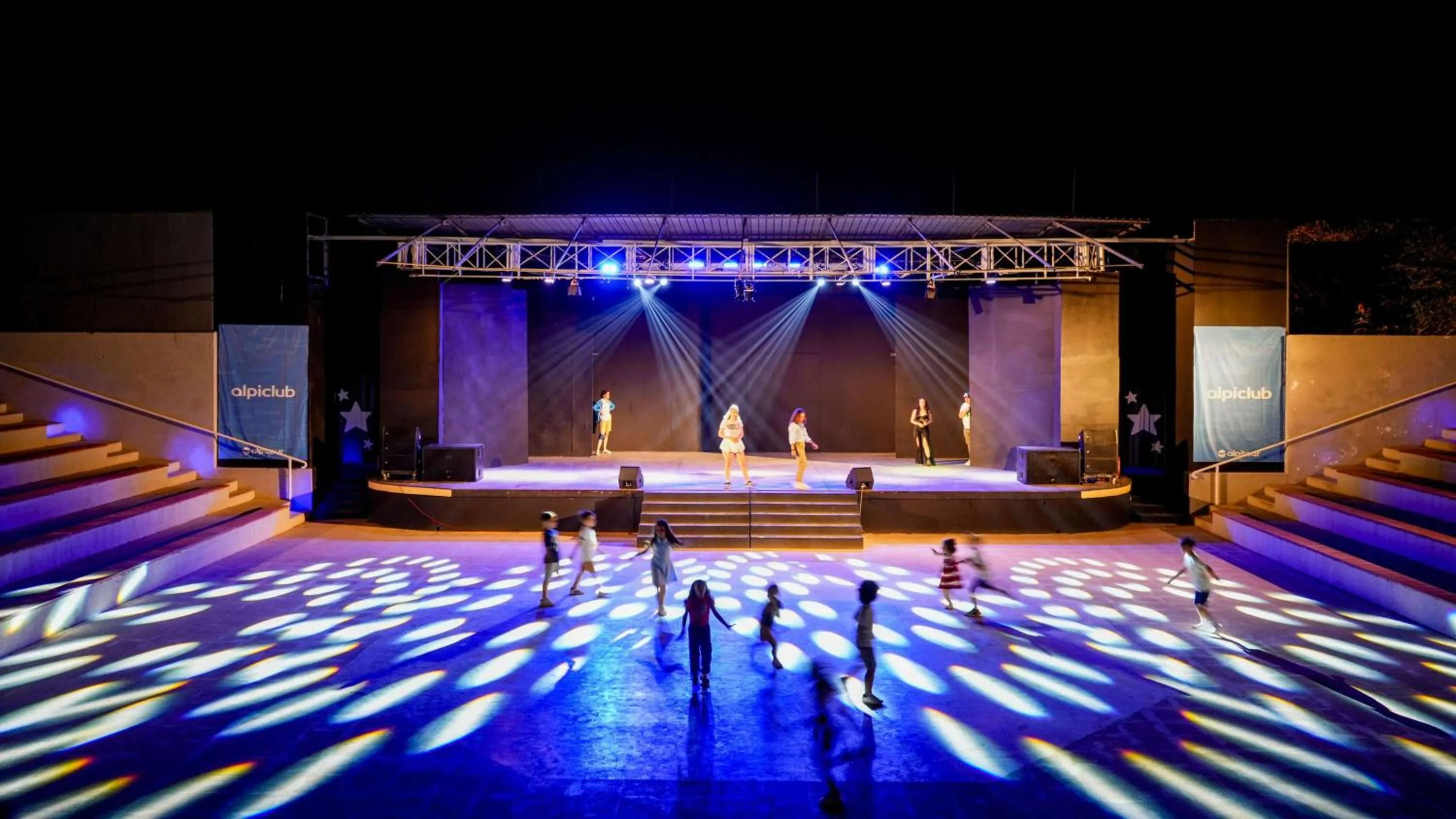 Entertainment in I Giardini di Athena- Athena Resort