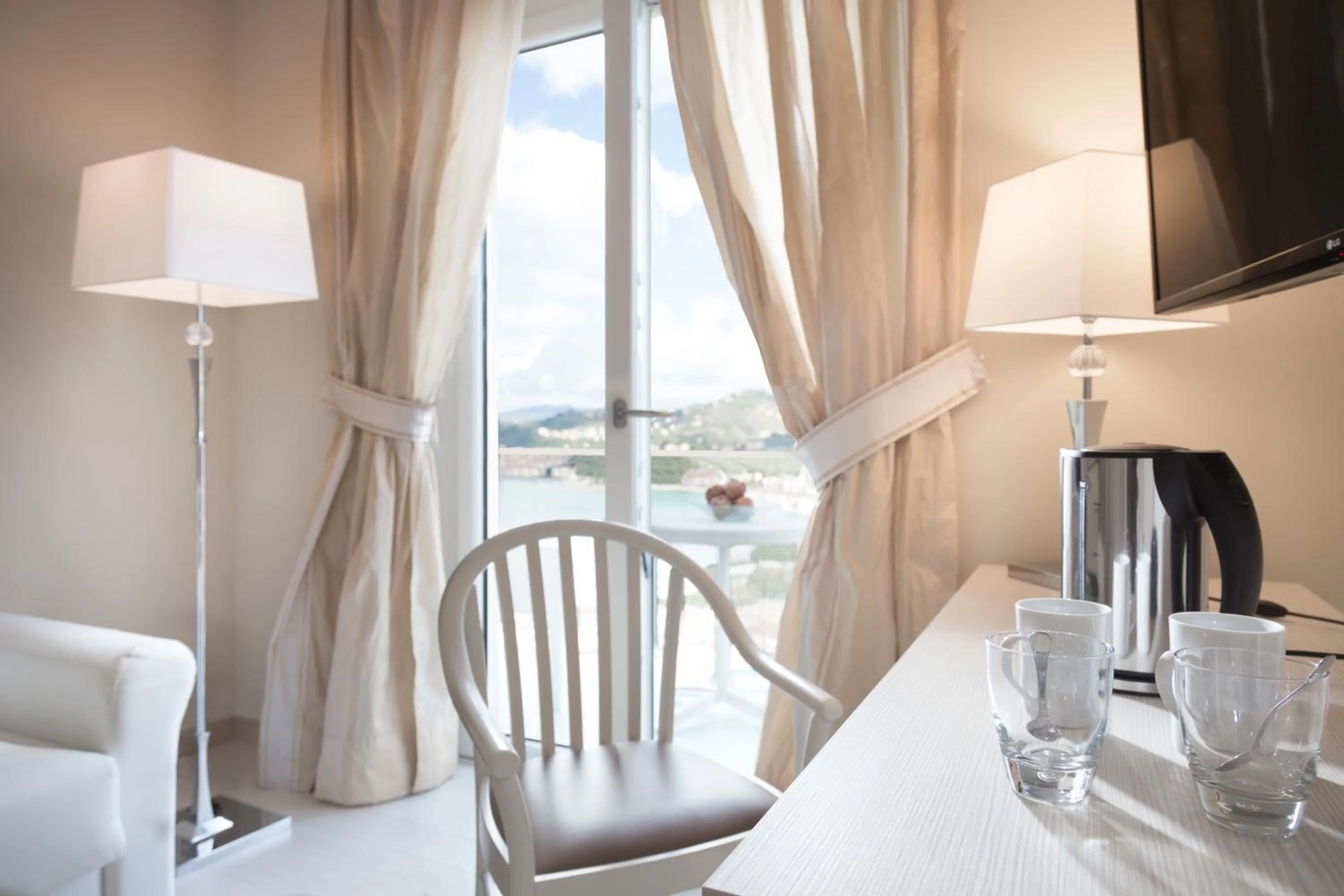 Bedroom, Bed in Europa Grand Hotel