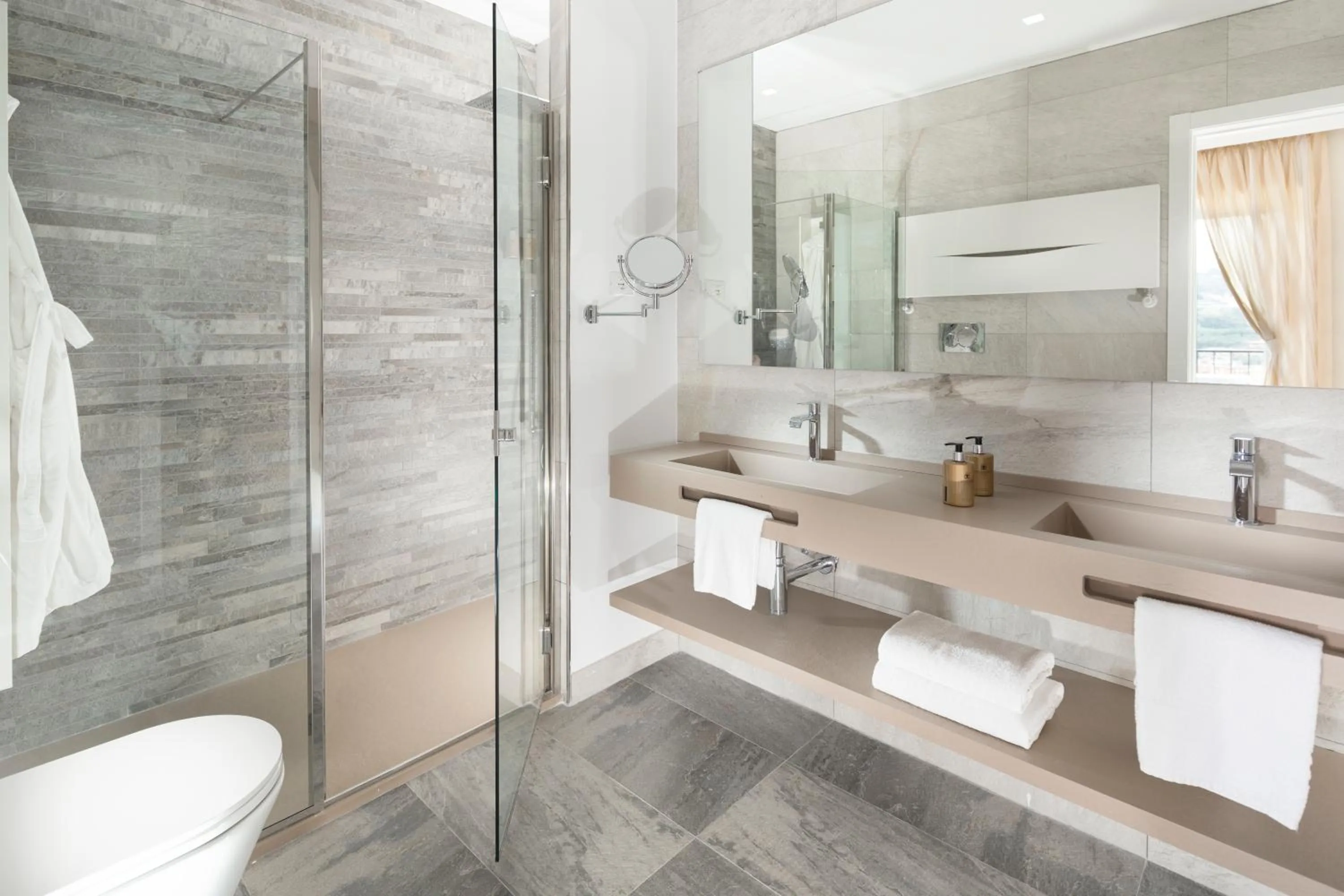 Bathroom in Europa Grand Hotel