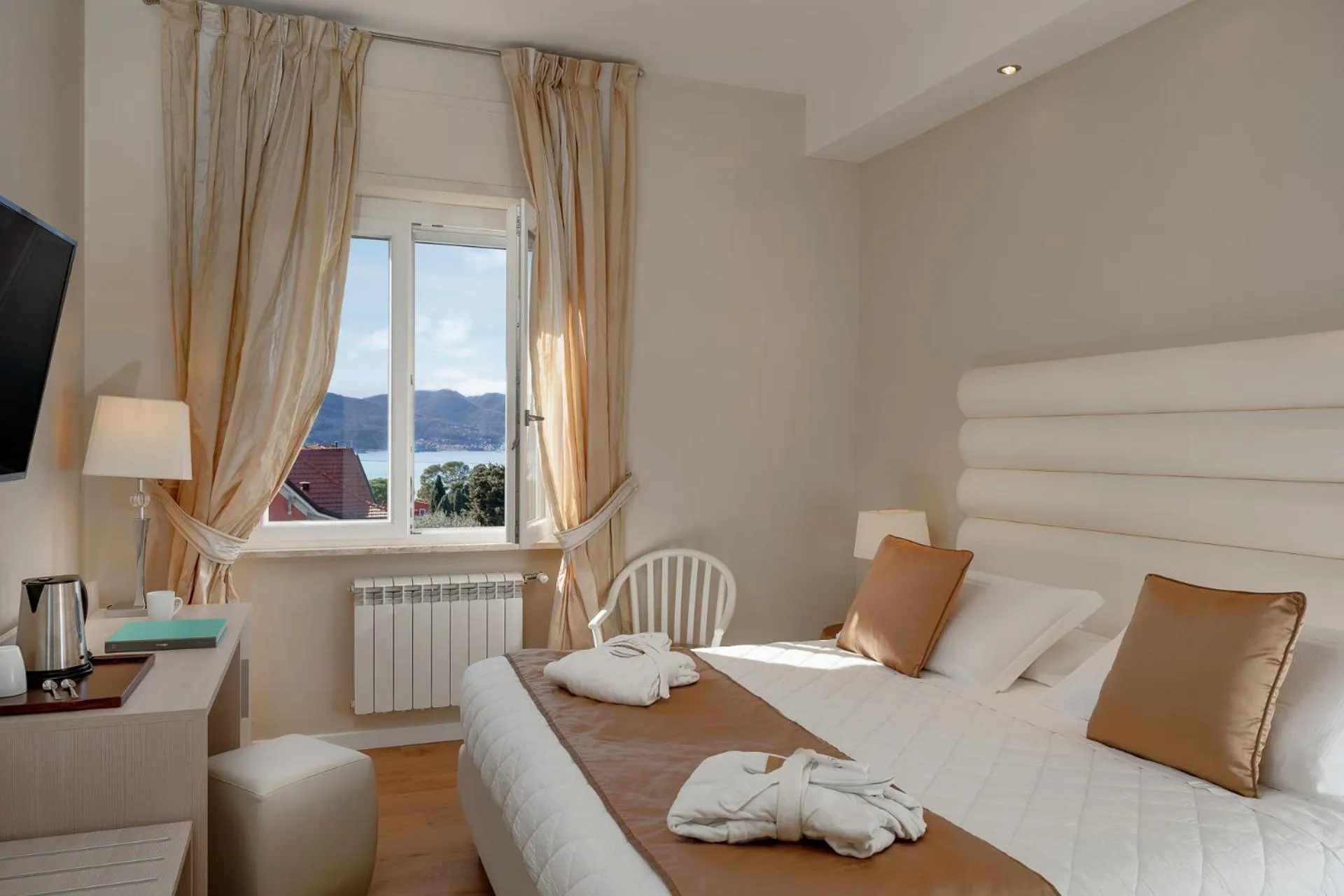 Bedroom, Bed in Europa Grand Hotel