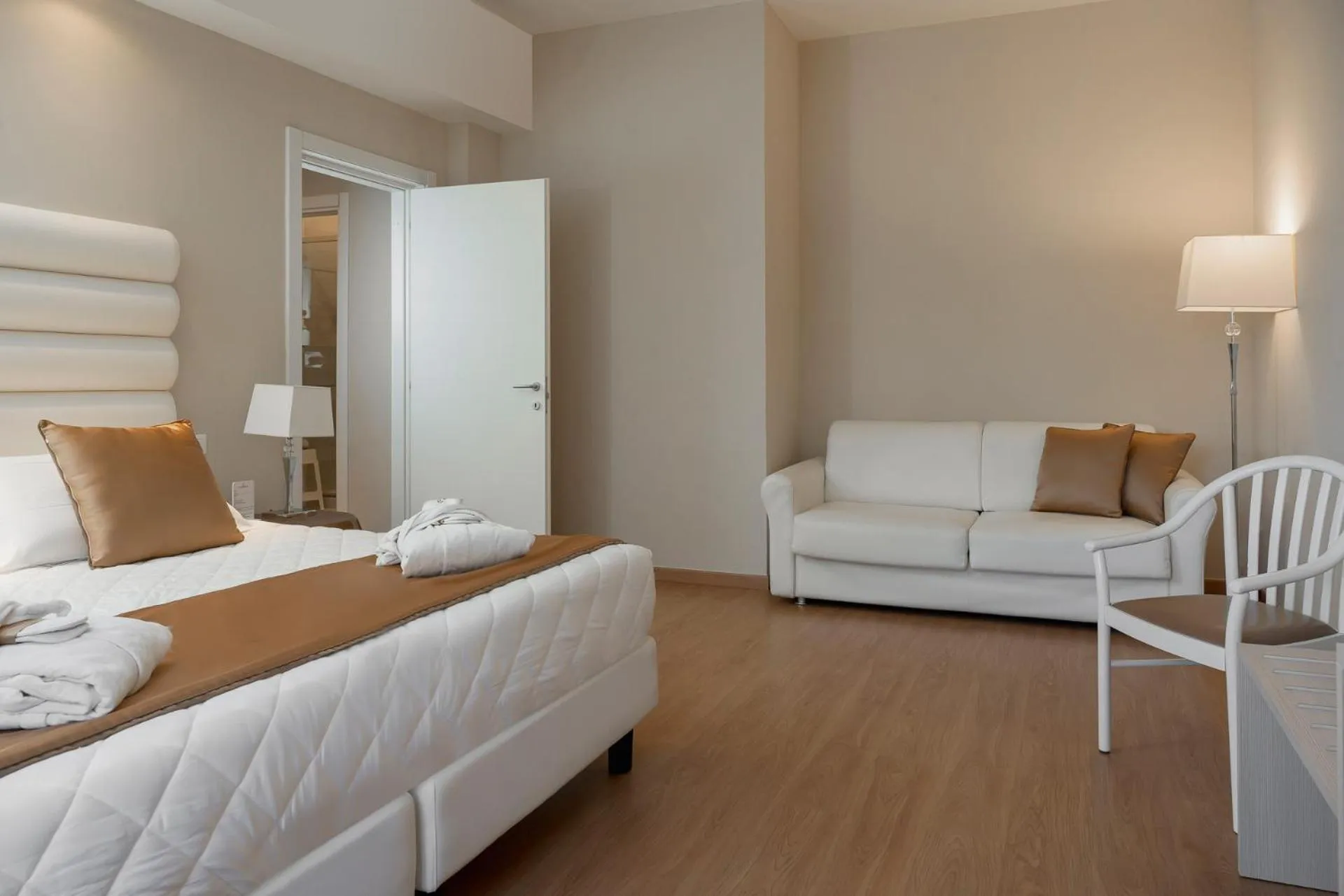 Bedroom, Bed in Europa Grand Hotel