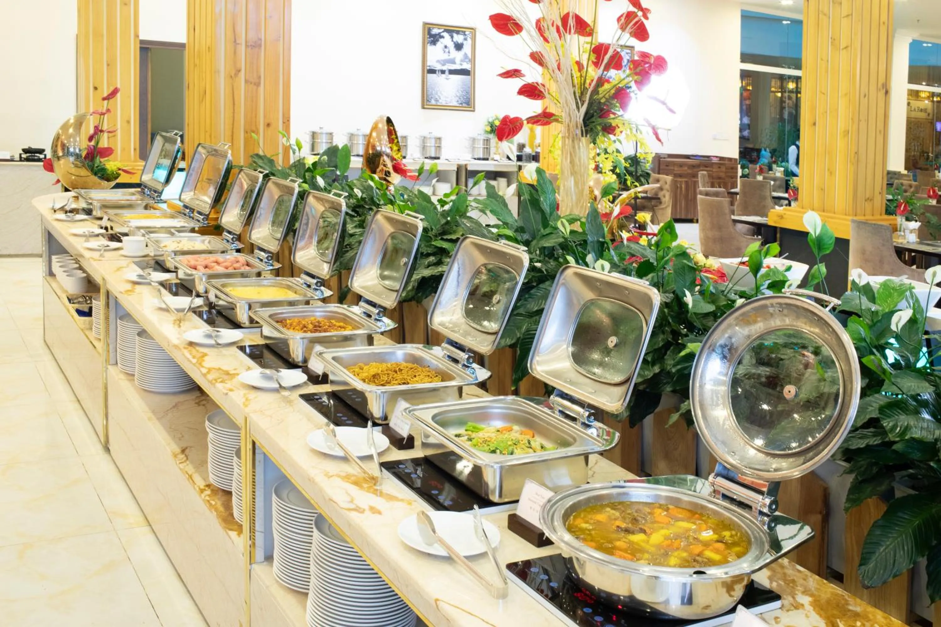 Restaurant/places to eat in Ladalat Hotel