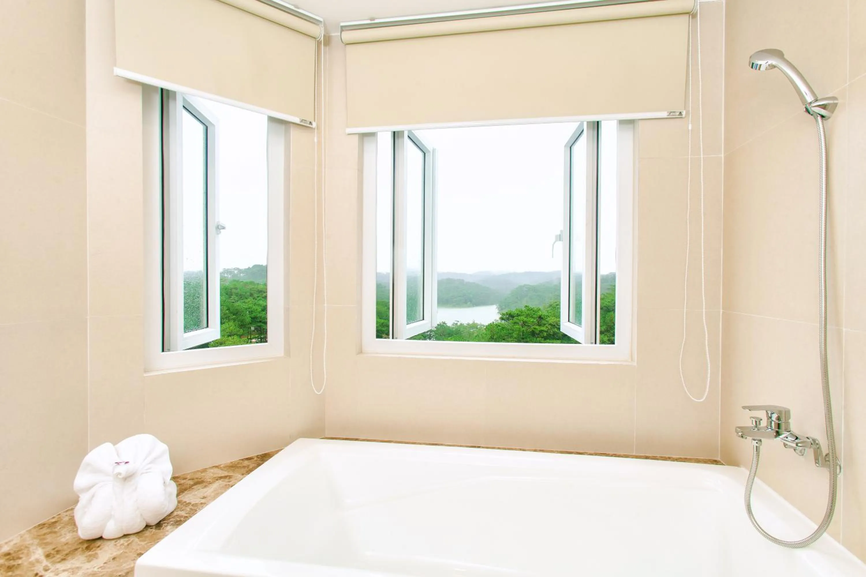 Bathroom, Bed in Ladalat Hotel