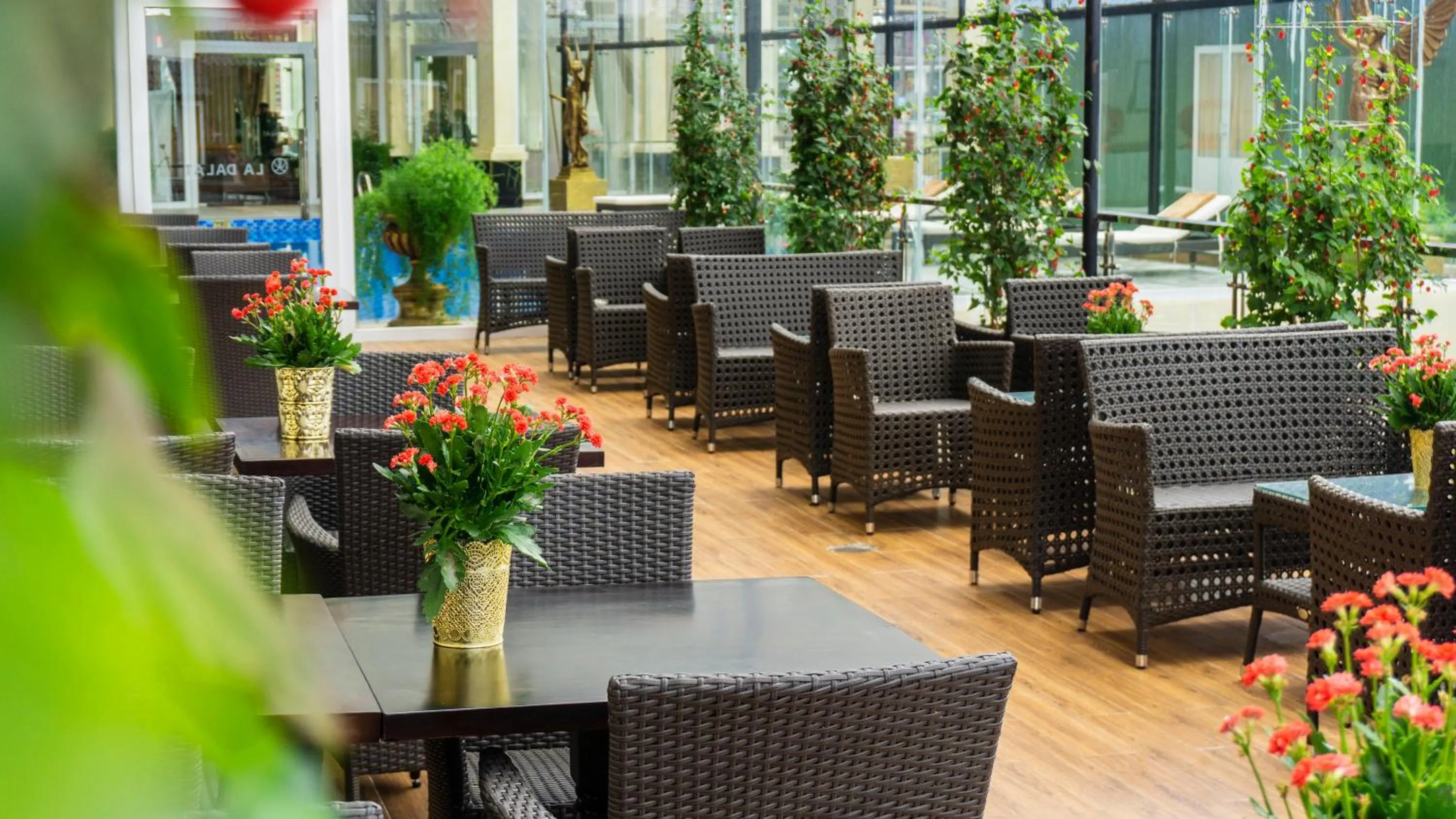 Restaurant/places to eat in Ladalat Hotel