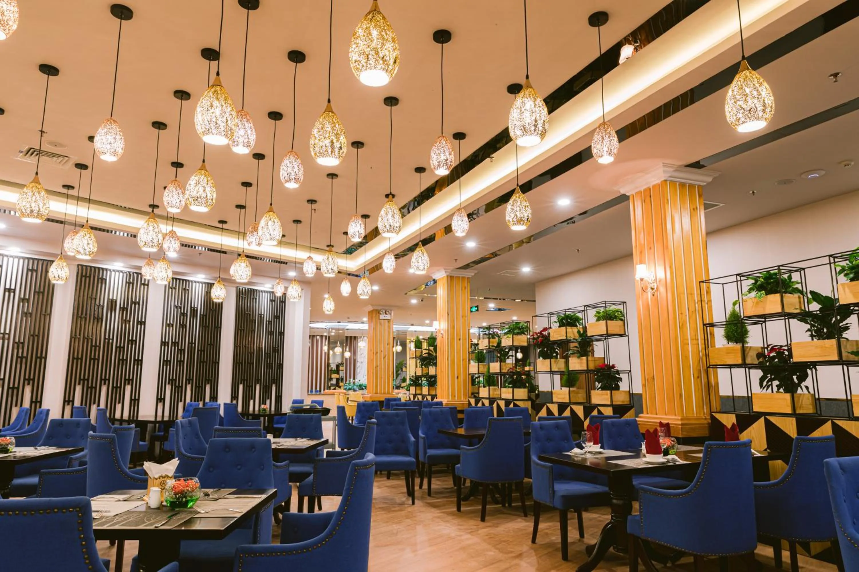 Restaurant/places to eat in Ladalat Hotel