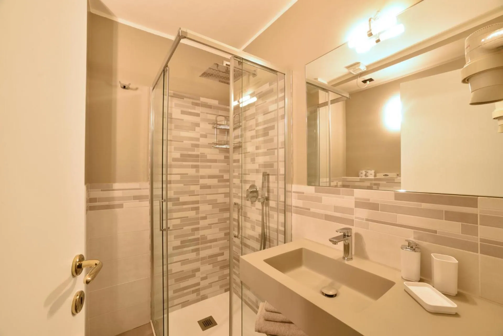 Shower in Hotel Bristol