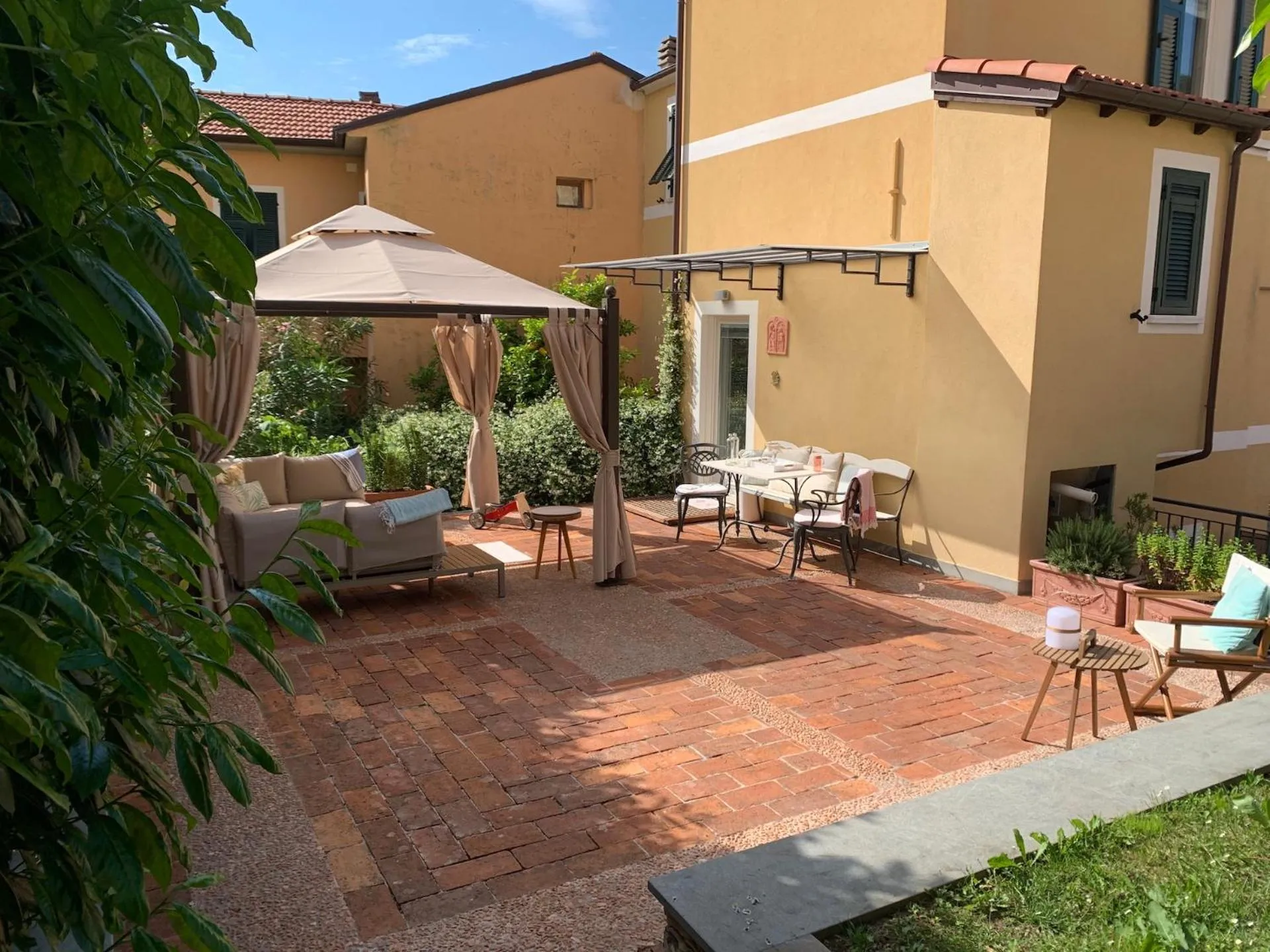 Patio in Doria Park Hotel