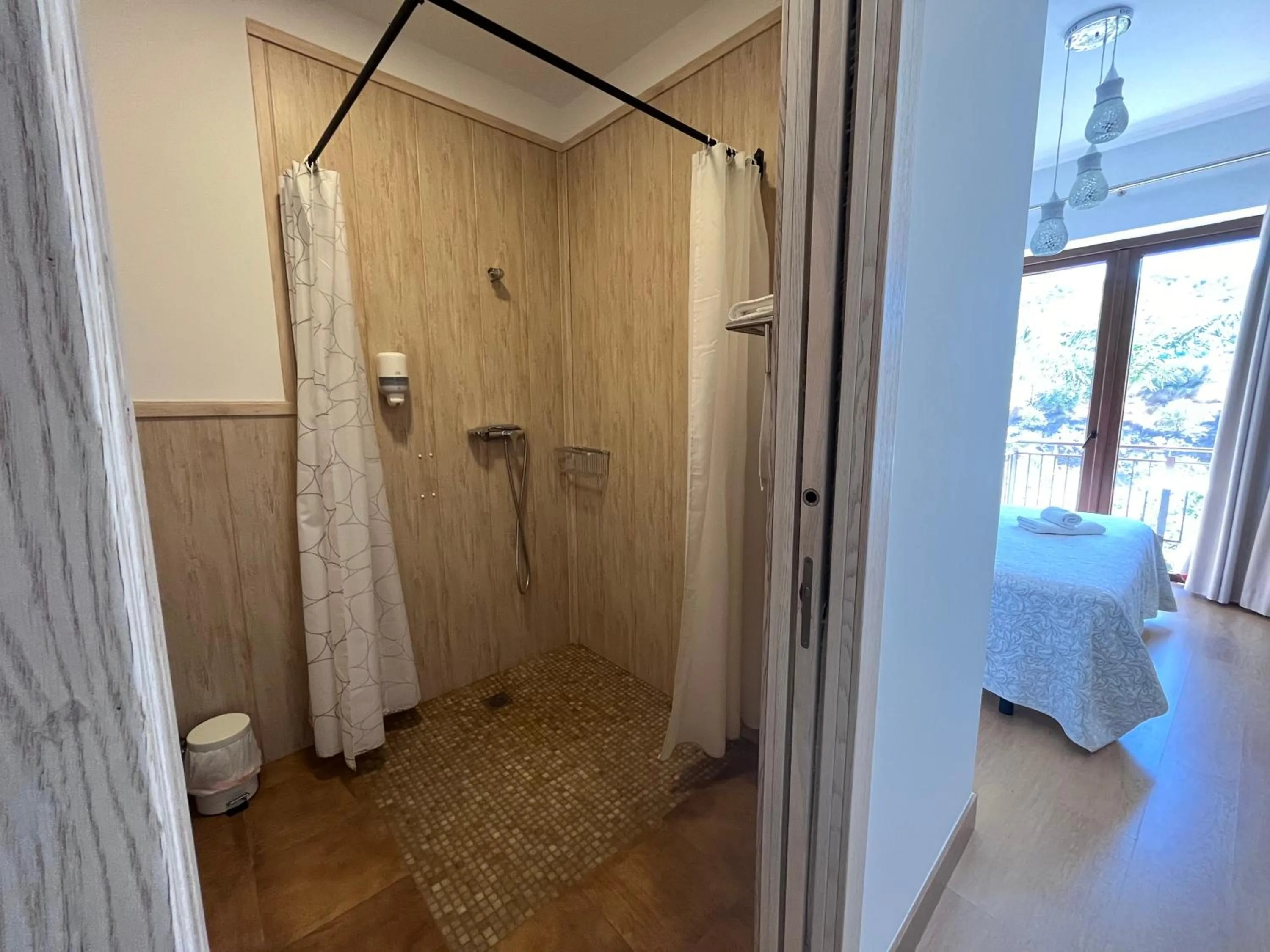 Shower in Balcones de Bentomiz