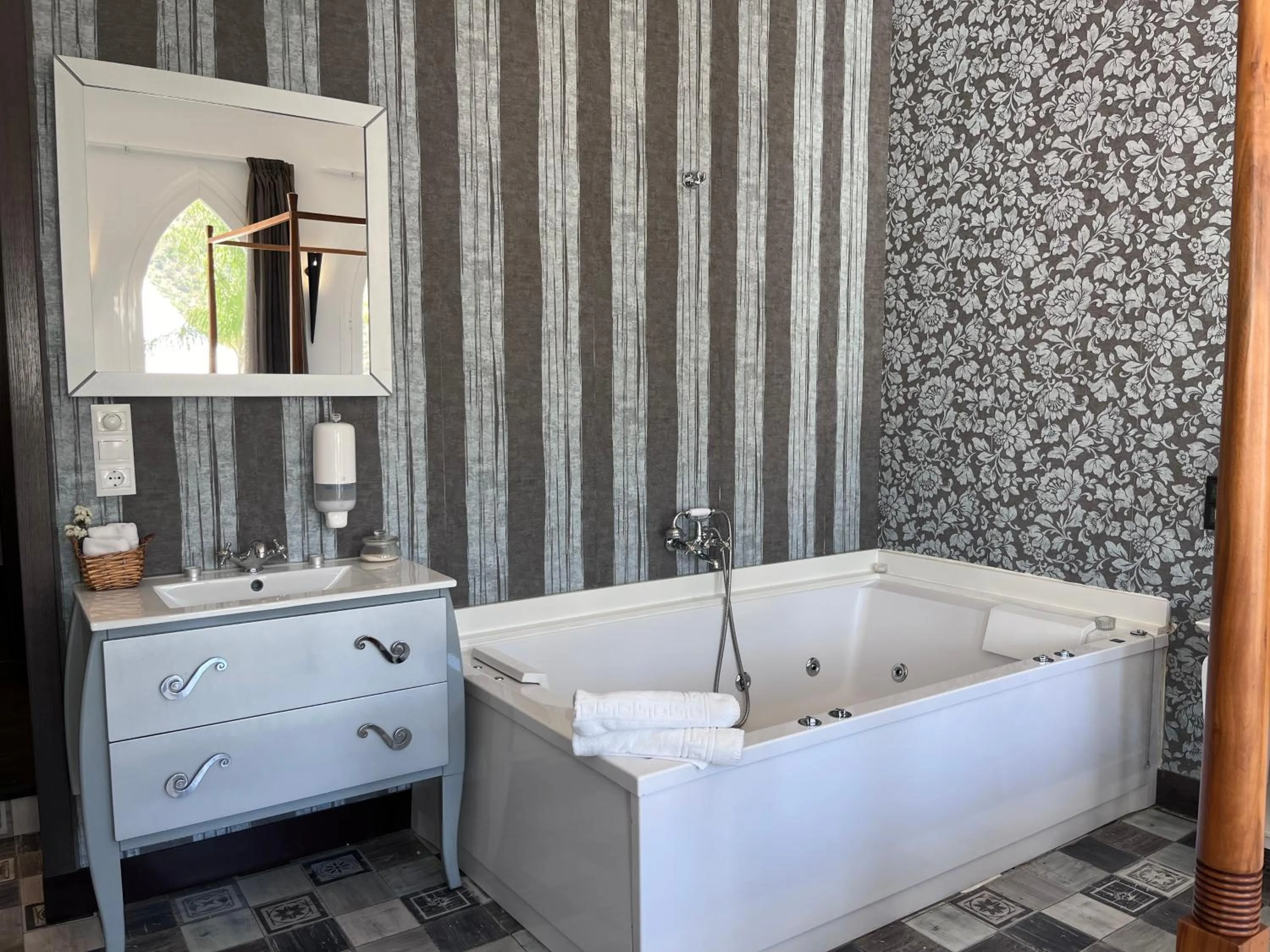 Hot Tub in Balcones de Bentomiz