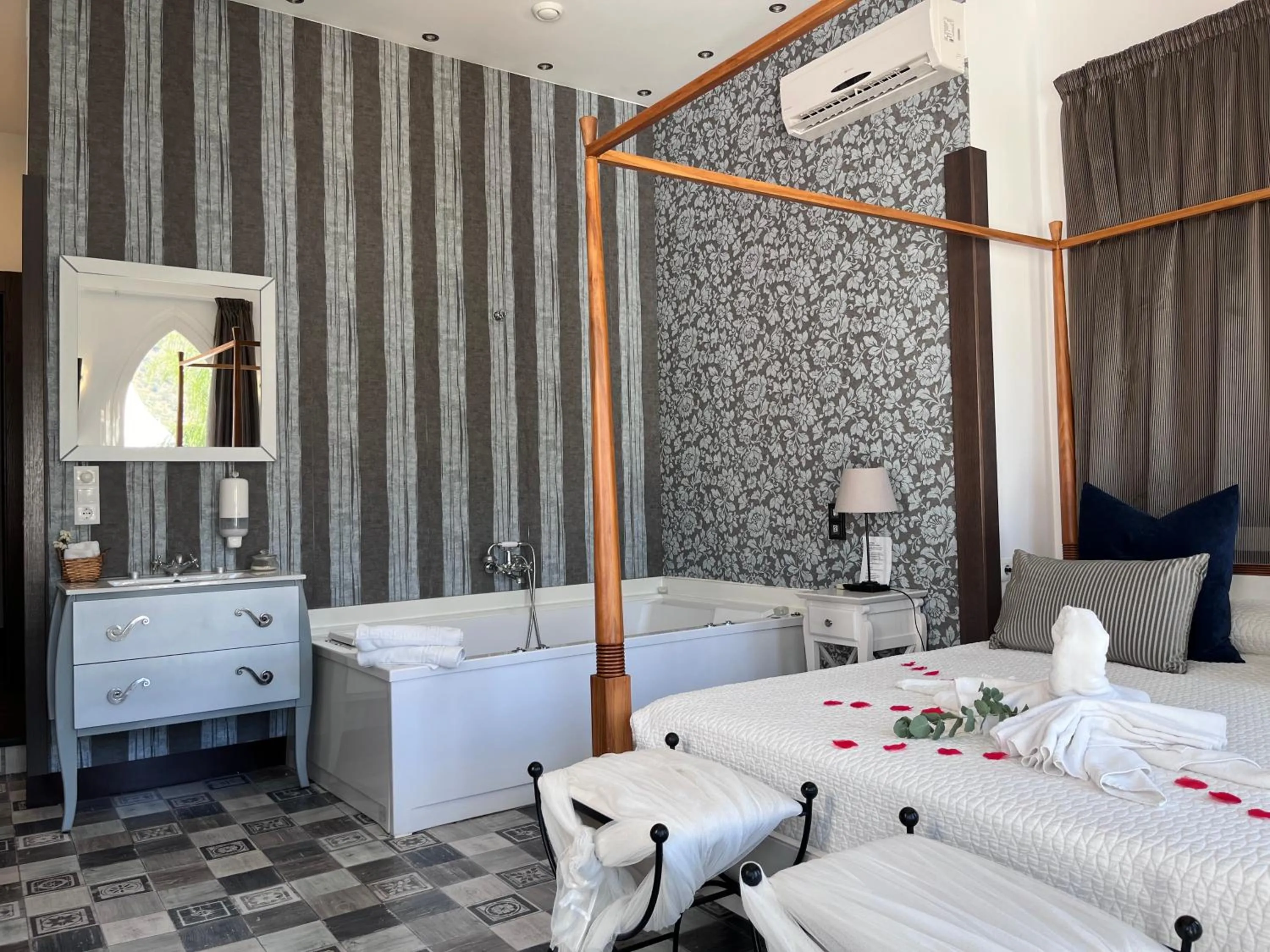 Hot Tub, Bed in Balcones de Bentomiz