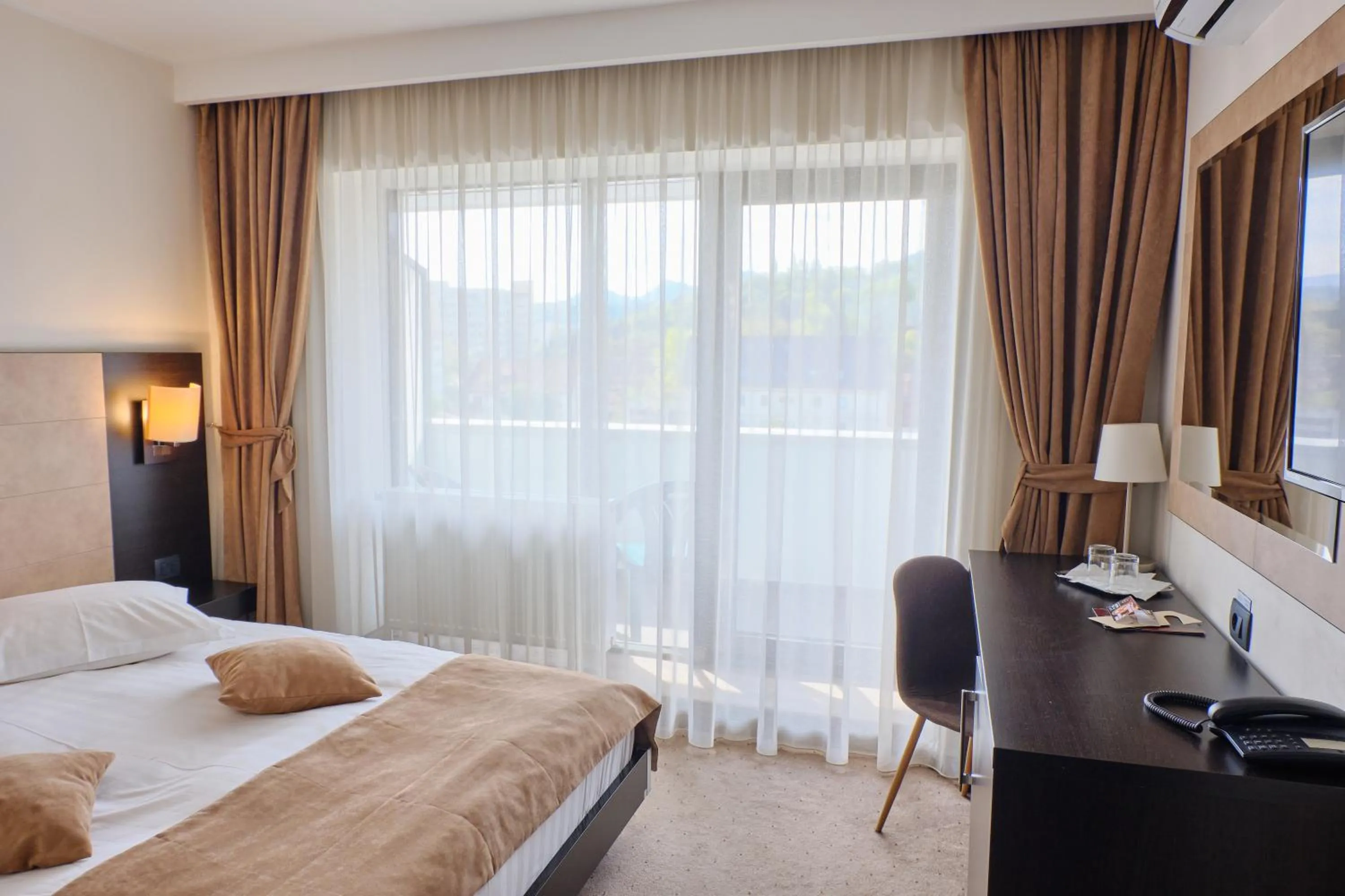 Photo of the whole room, Bed in Hotel Regal