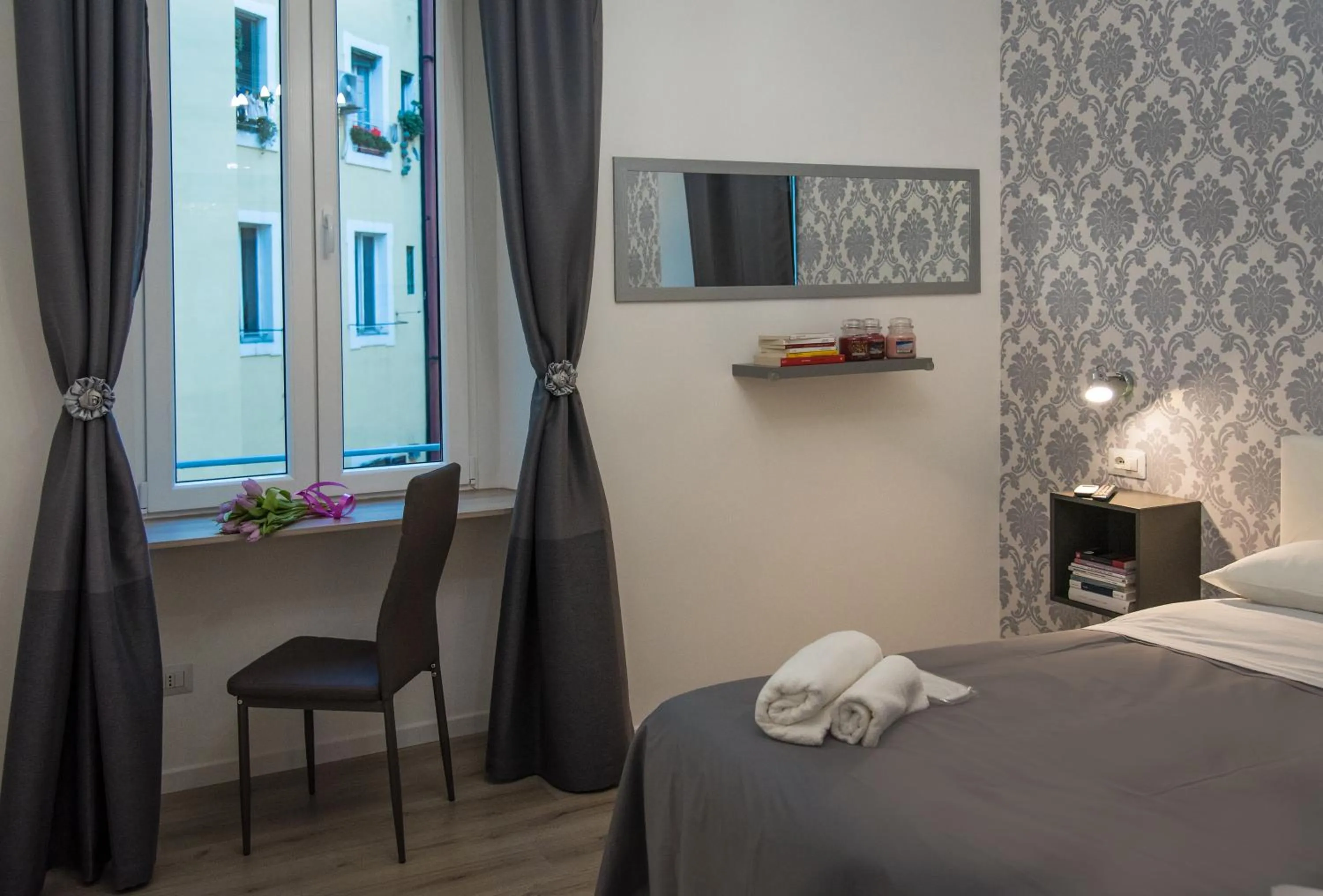 Bedroom, Bed in Inside Roma Rooms