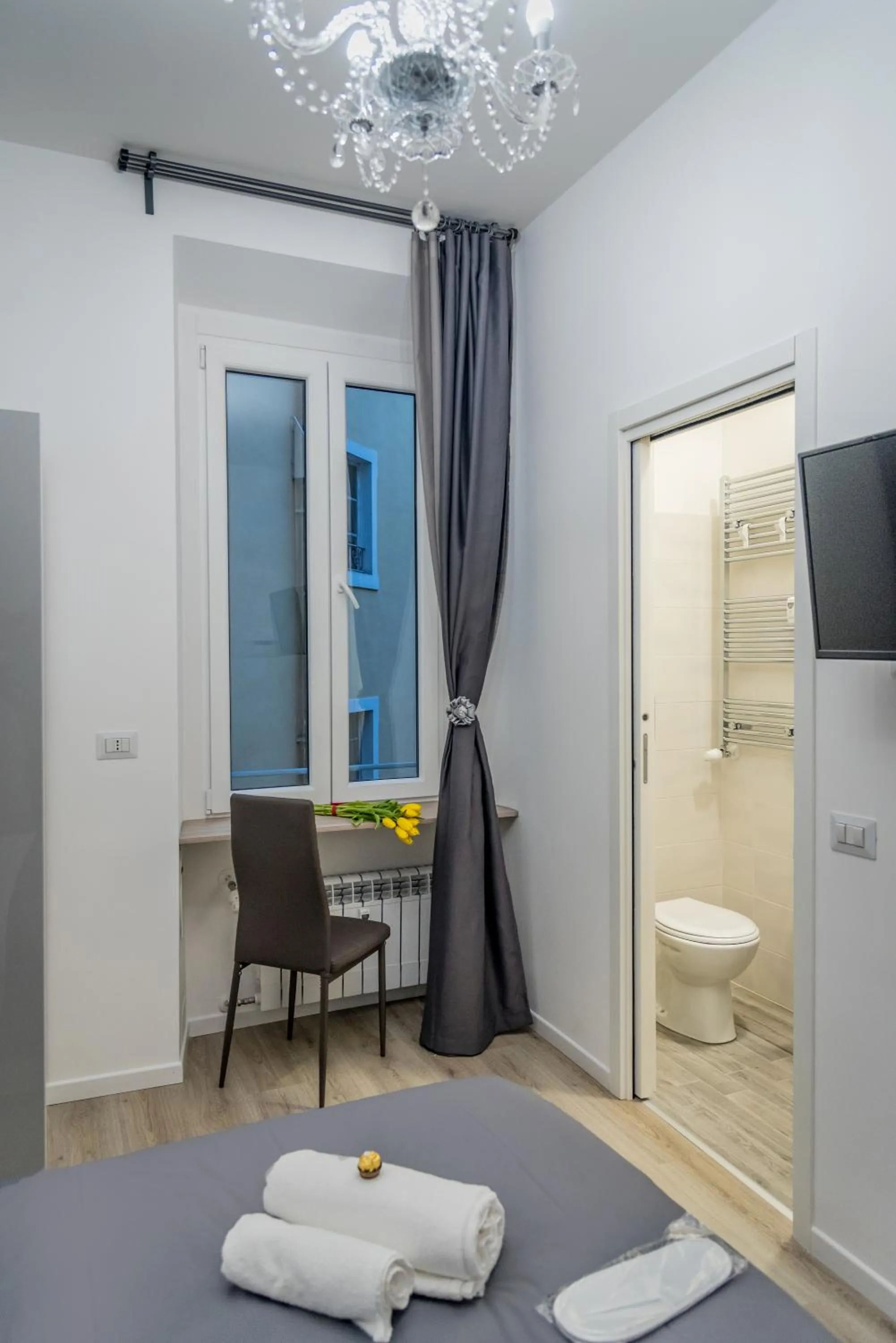 Toilet in Inside Roma Rooms