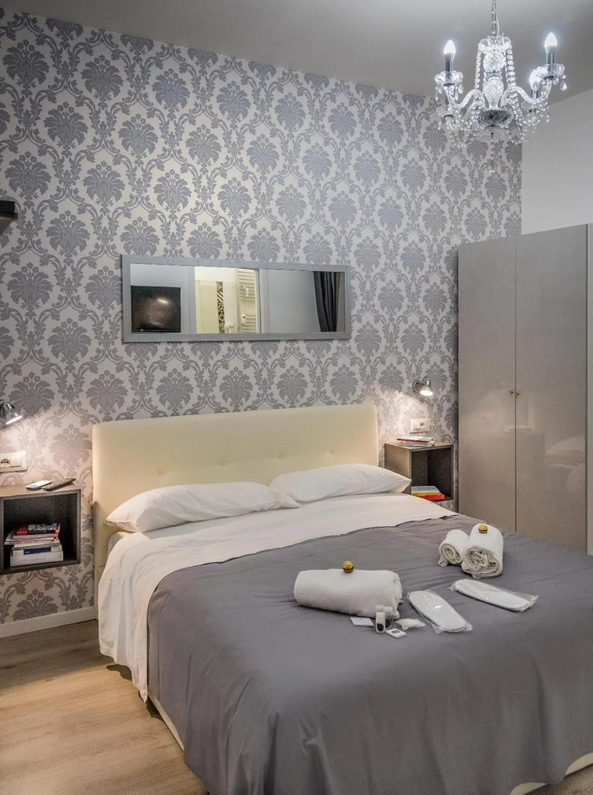 Photo of the whole room, Bed in Inside Roma Rooms