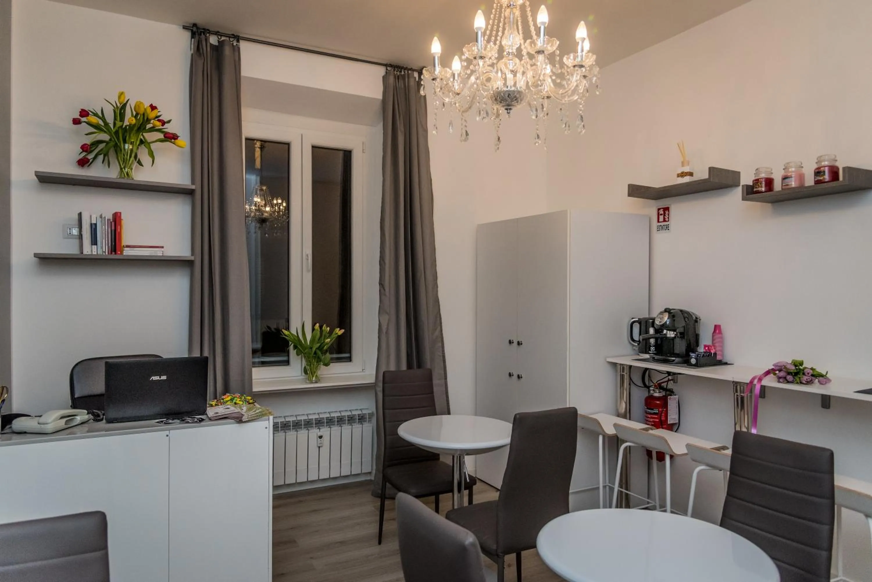 Communal lounge/ TV room in Inside Roma Rooms