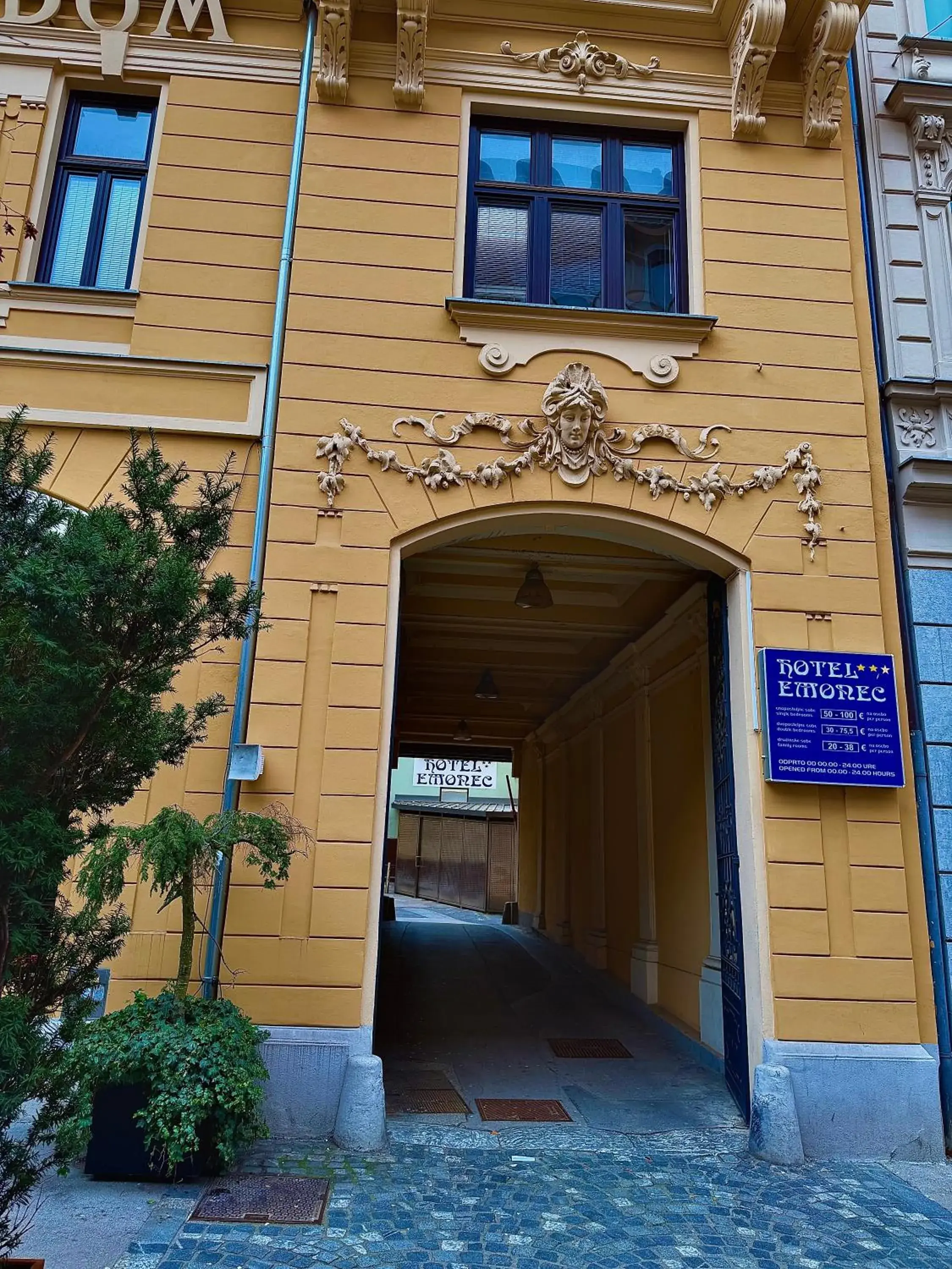 Property building in Hotel Emonec Property building in Hotel Emonec