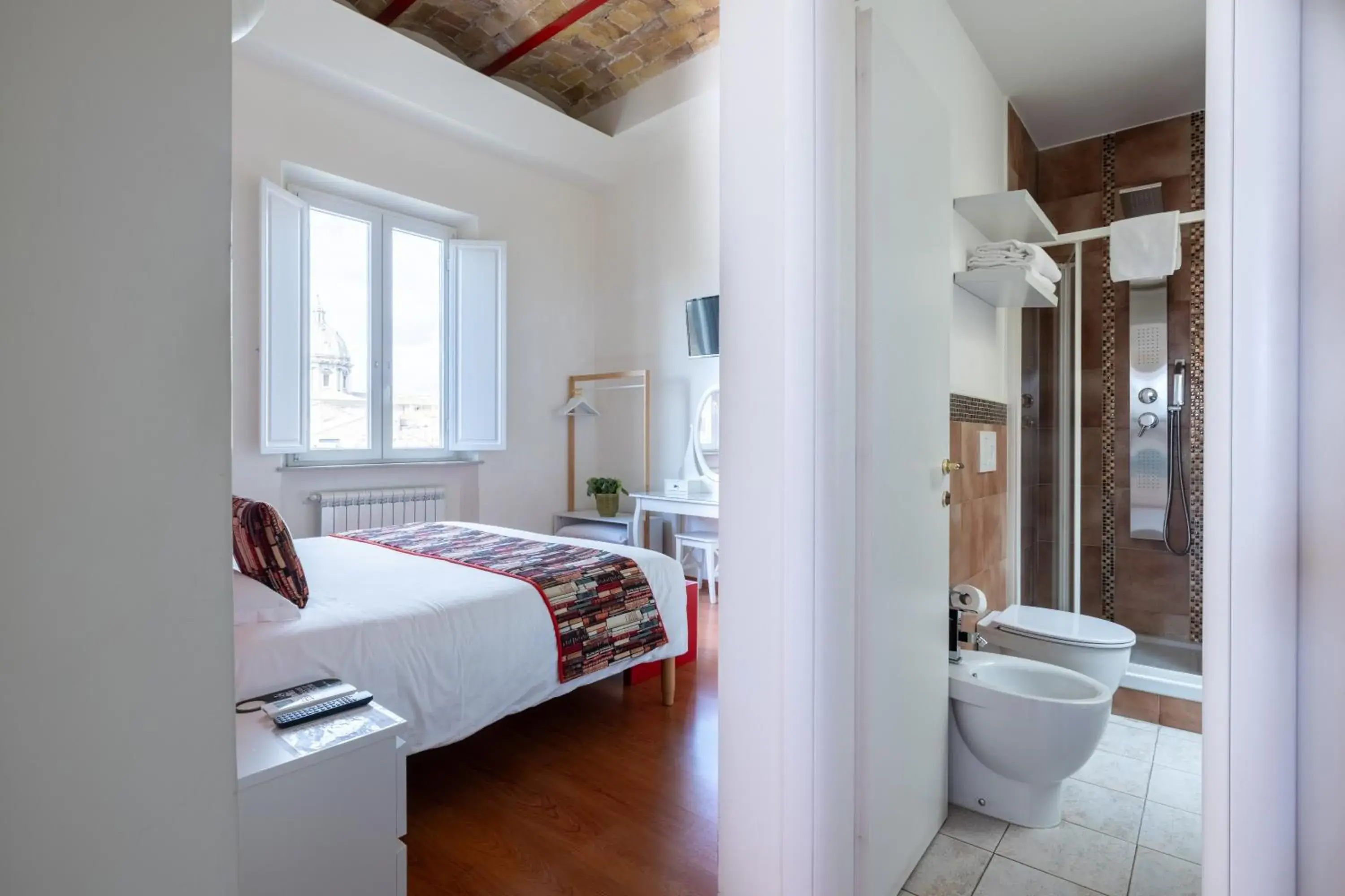 Toilet, Bed in Superior Relais FCollection Temple View Toilet, Bed in Superior Relais FCollection Temple View