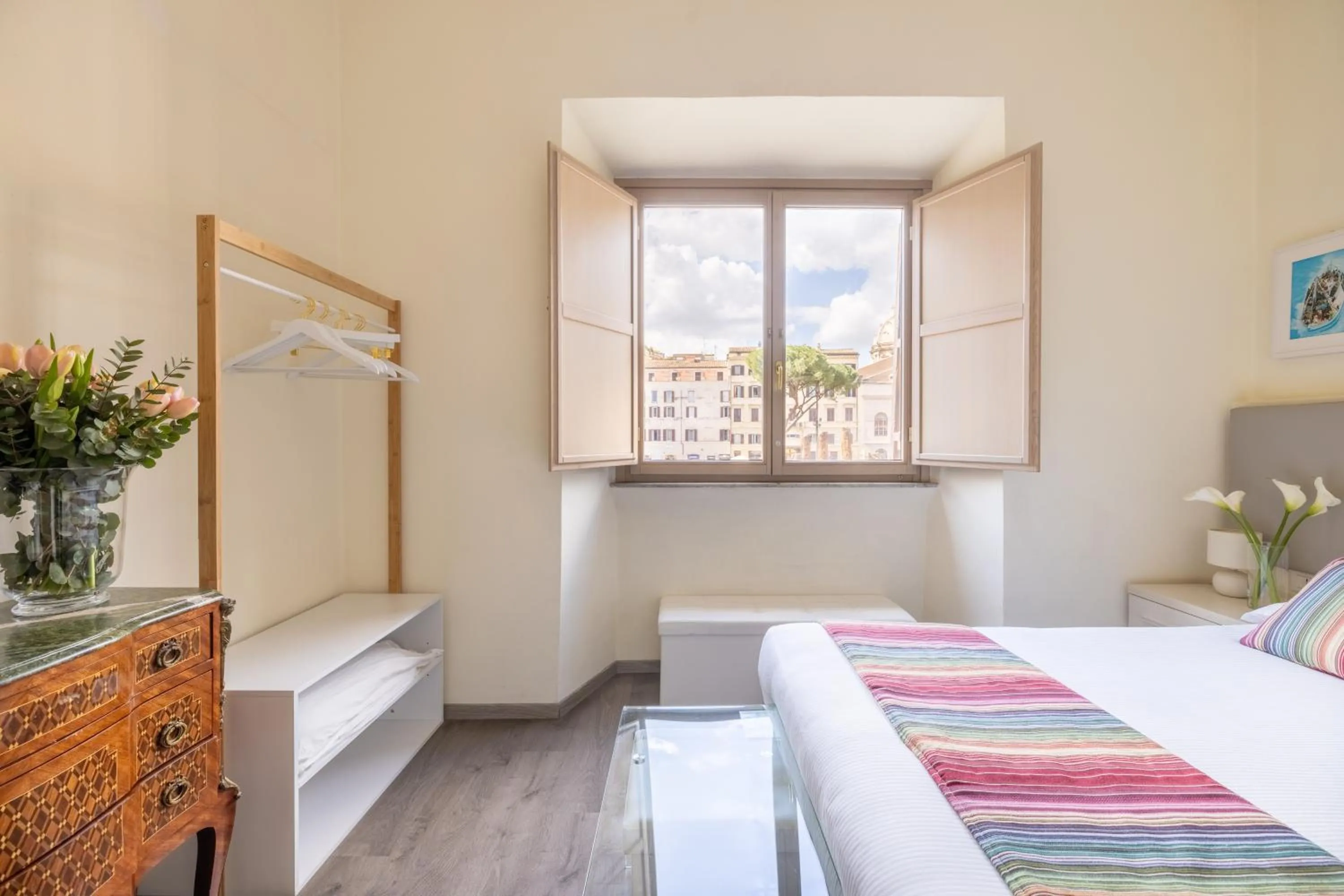 Photo of the whole room, Bed in Superior Relais FCollection Temple View